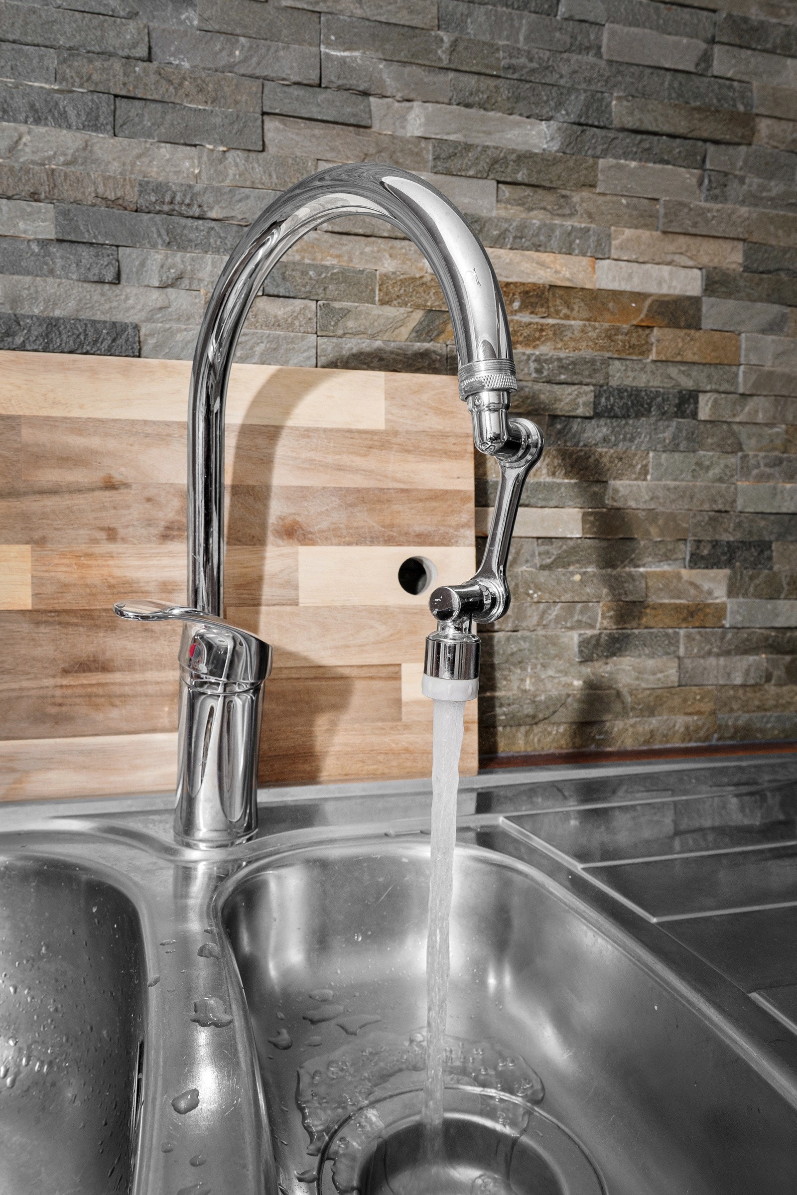 Justerbar dyse på kjøkkenkran. Praktisk dobbel kjøkkenkum med avrenningsbrett. Galleribilde