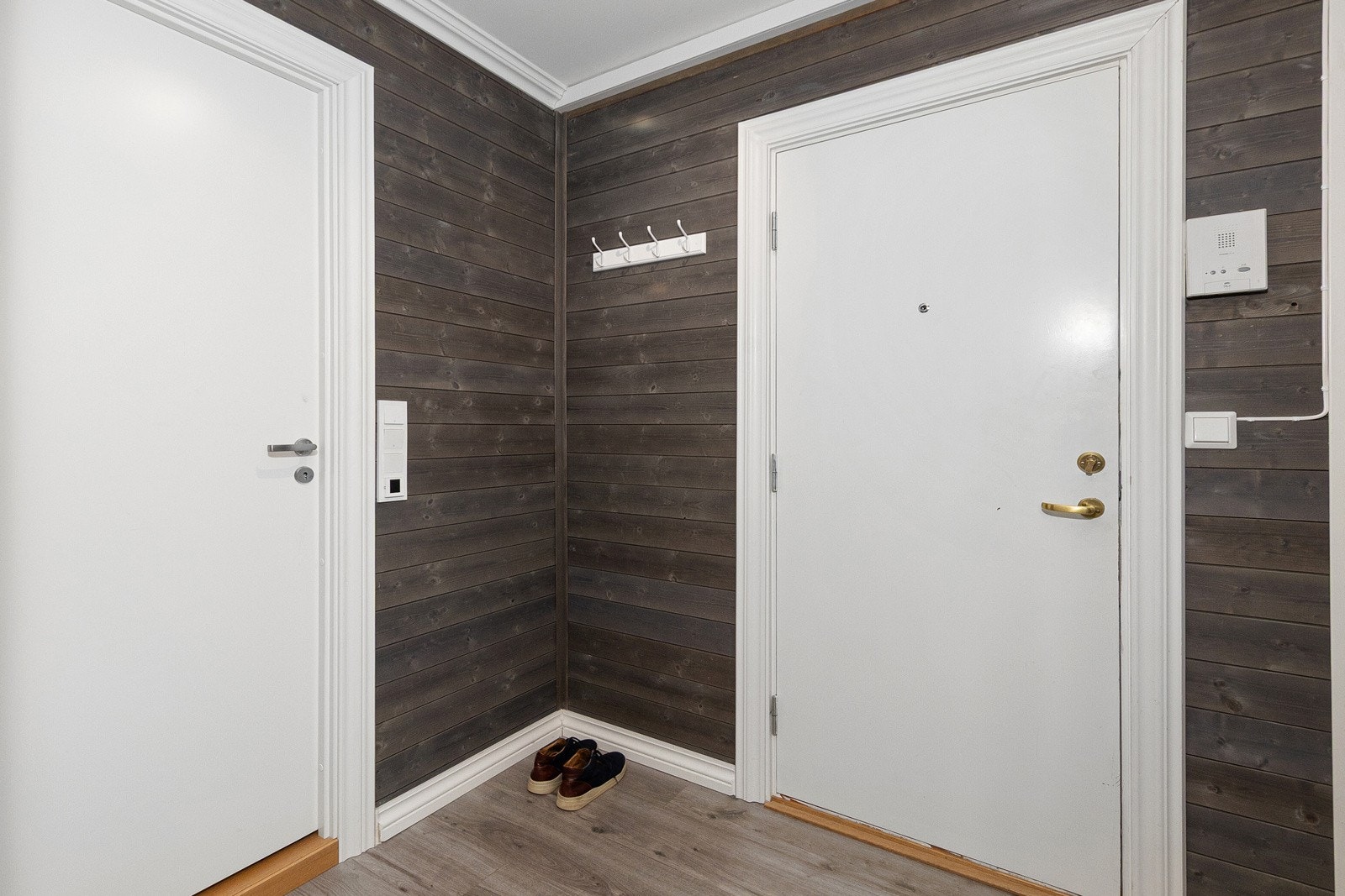 Entre med god plass til å ta av seg jakke og sko. Direkte inngang videre til kjøkken, bad og stue fra entre'en. Galleribilde