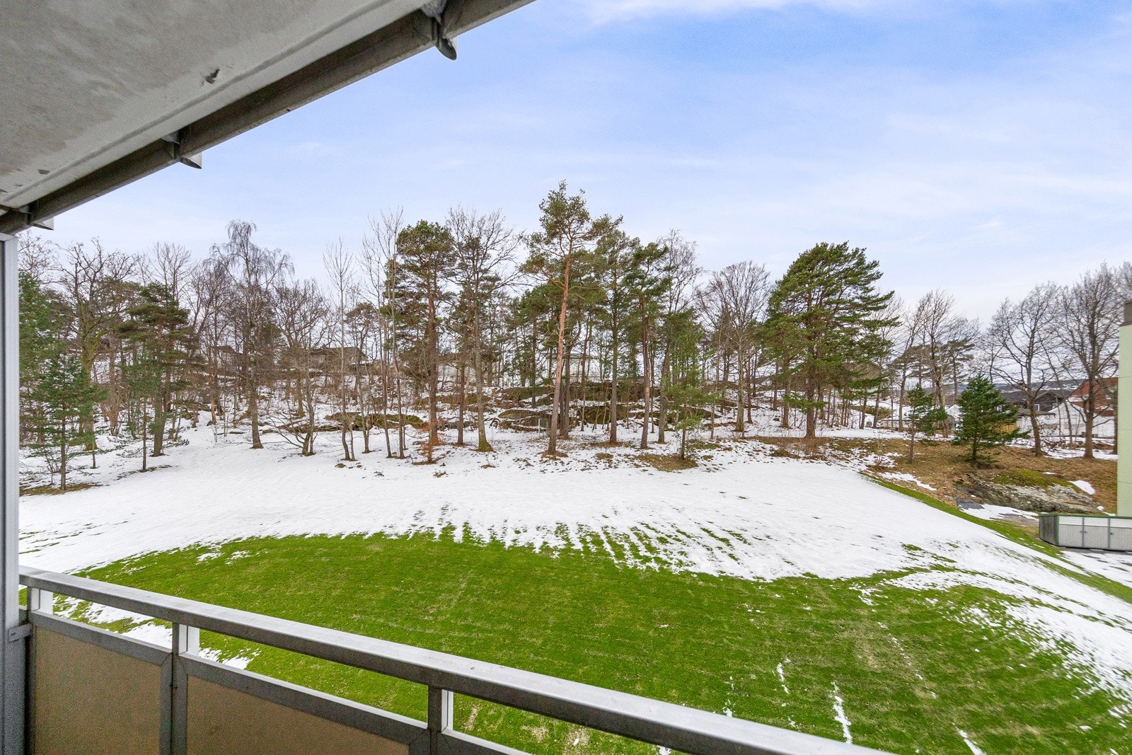 Utsikt fra verandaen mot grøntområder og friluftsområder. Galleribilde