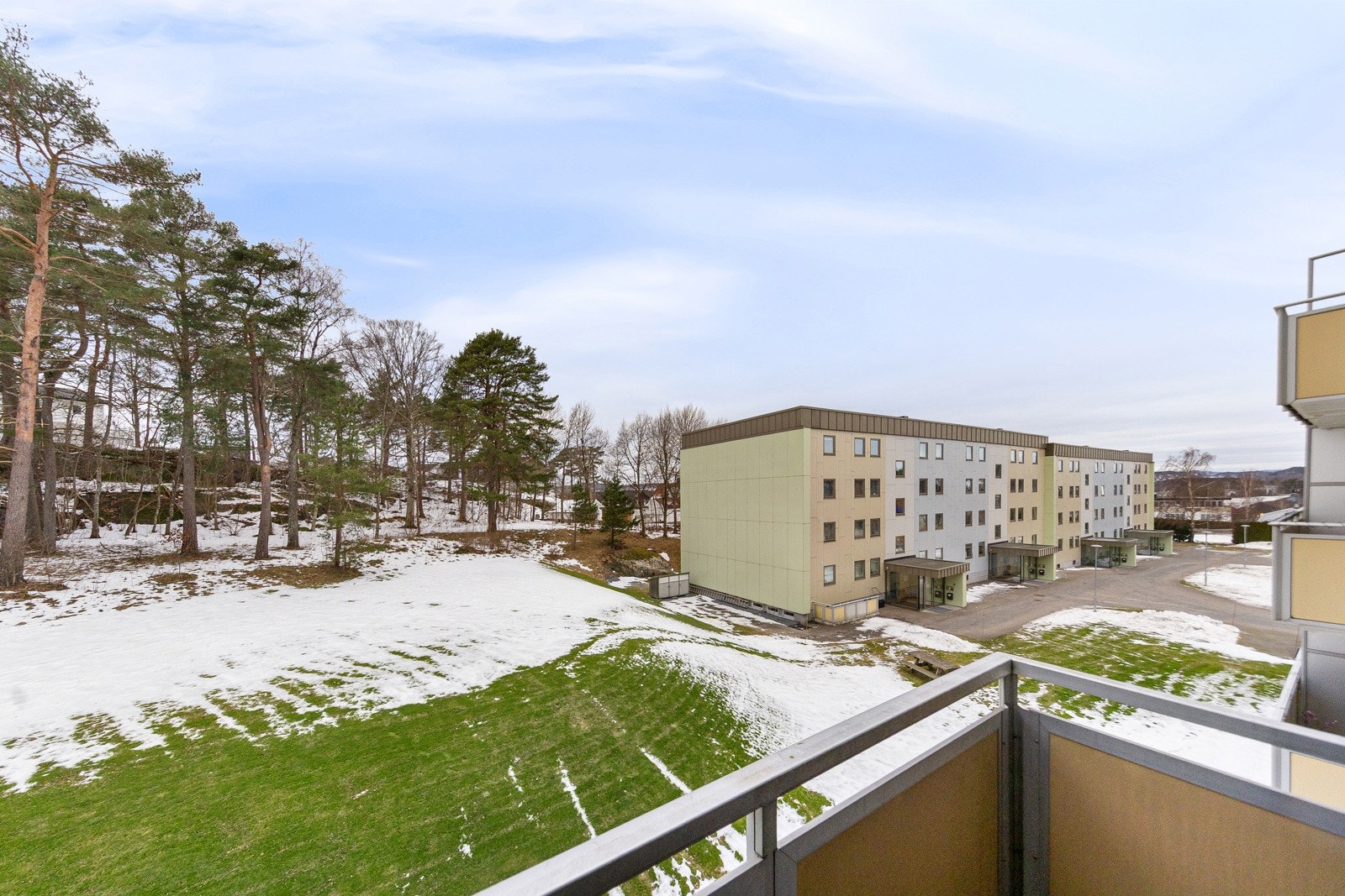 Vestvendt plassering av veranda. Her har man sol utover ettermiddag/kveld. Galleribilde