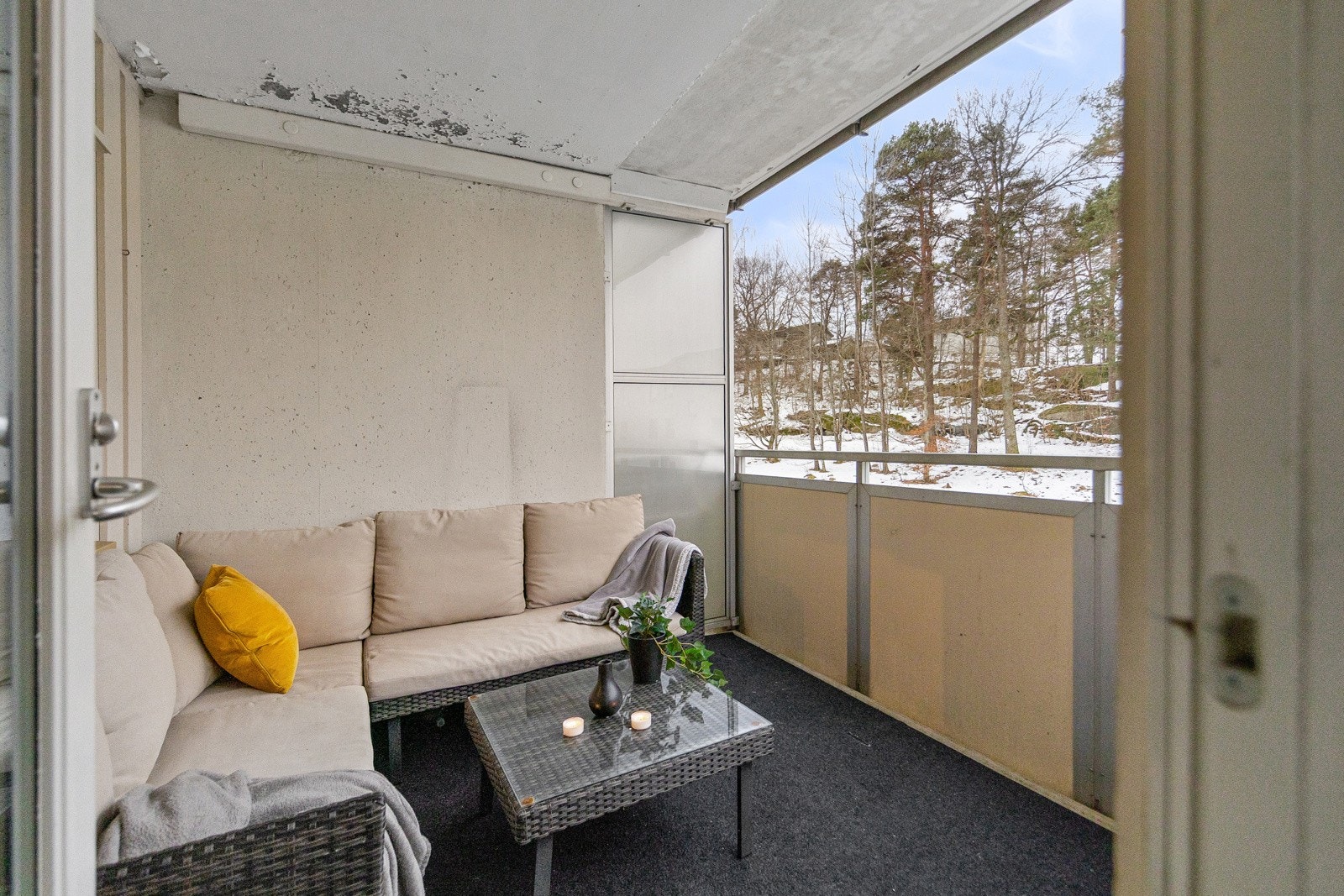 Vestvendt veranda med plass til sittegruppe bl.a. Her kan man ha trivelige ettermidager og kanskje nyte litt mat og drikke på solfulle dager. Galleribilde