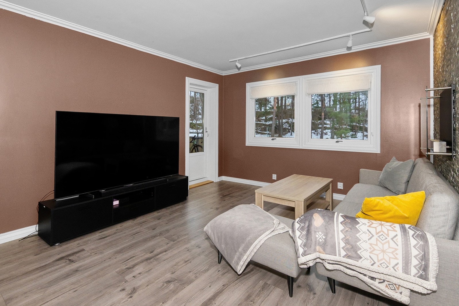 Stuen har direkte utgang til veranda. Mange muligheter for plassering av stuemøbler/ sittegruppe. Galleribilde