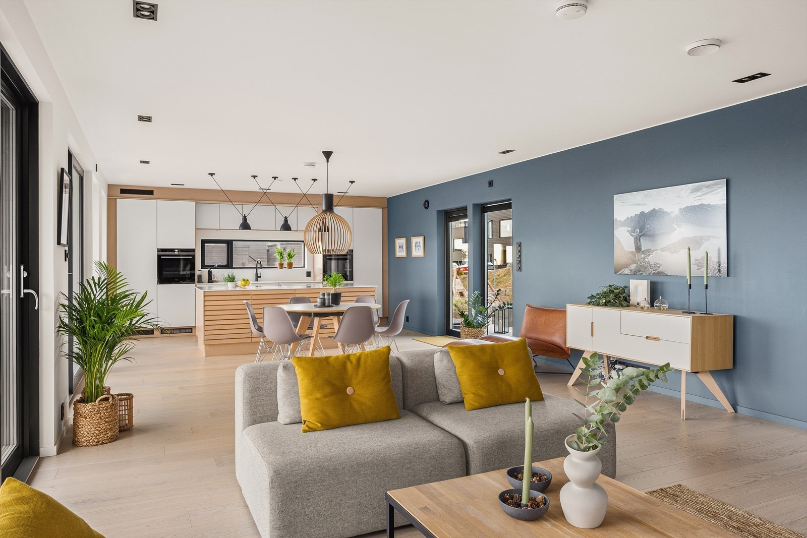 Den åpne stue-/kjøkkenløsningen gir boligen en god flyt og en luftig atmosfære. Galleribilde