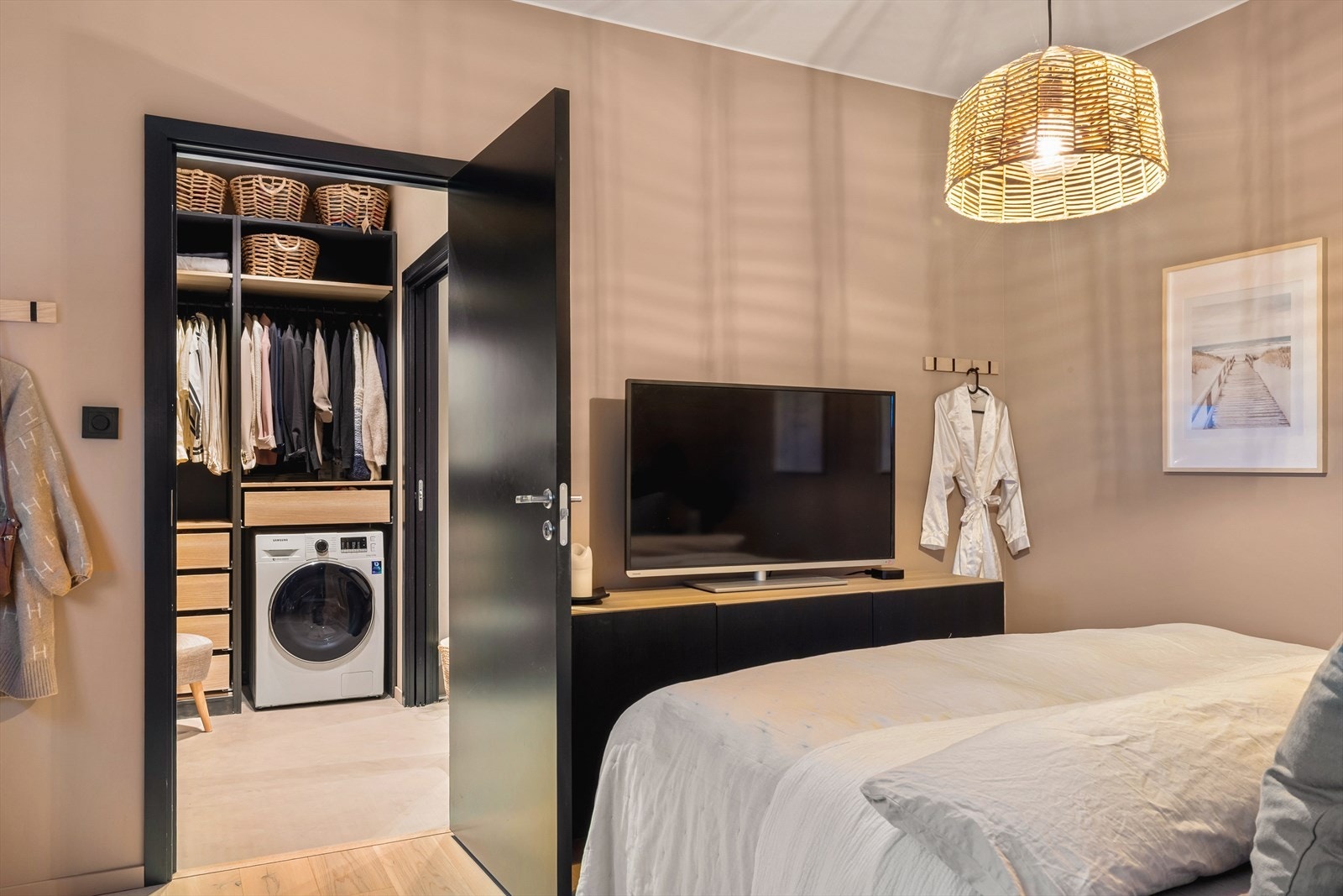Soverommet har egen walk-in closet og en-suite bad. Galleribilde
