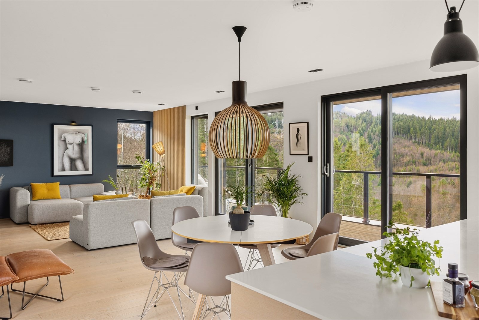 I stuen er det god plass til ønsket møblering. Galleribilde