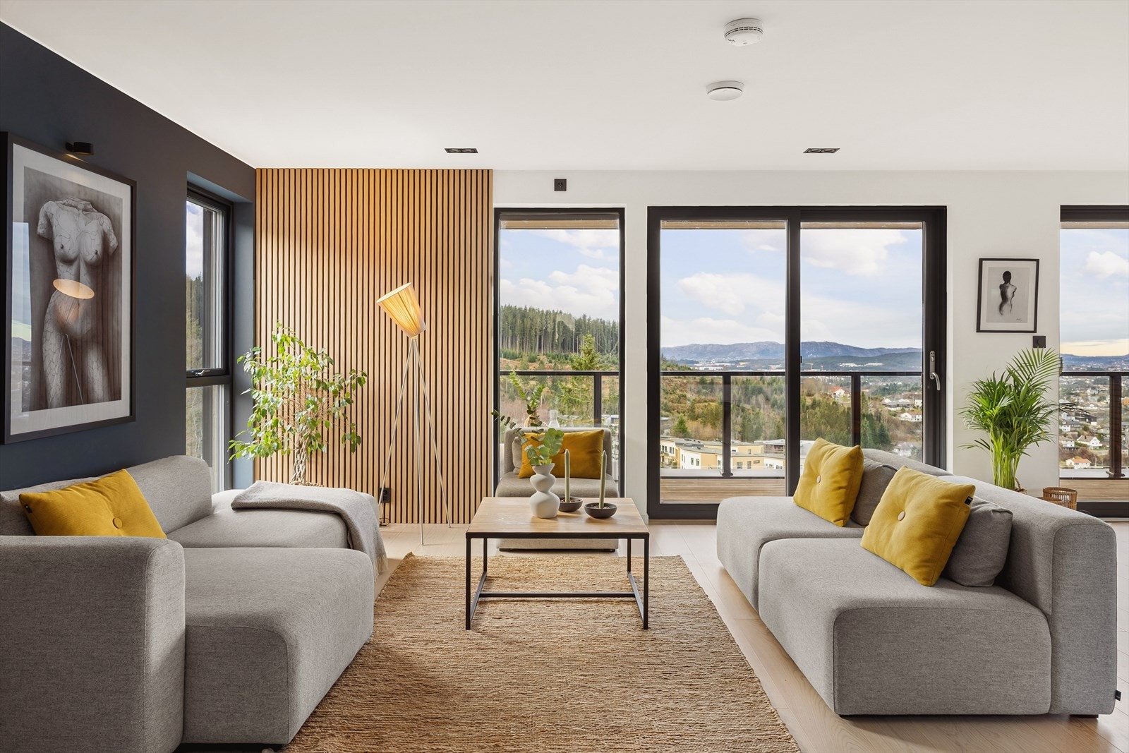 Her får du en lys og gjennomført bolig med fire soverom, to bad, vaskerom, hovedsoverom med walk-in garderobe og en-suite bad, samt en stor åpen stue-/kjøkkenløsning i hovedetasjen. Galleribilde