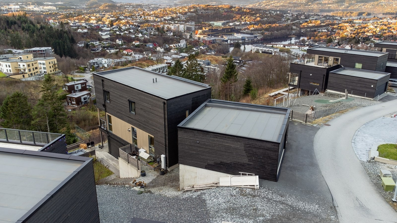 Det er også kort vei til Nesttun sentrum og idrettsanleggene på Slåtthaug med svømmehall, flerbrukshall, håndballhall og skøytebane. Galleribilde