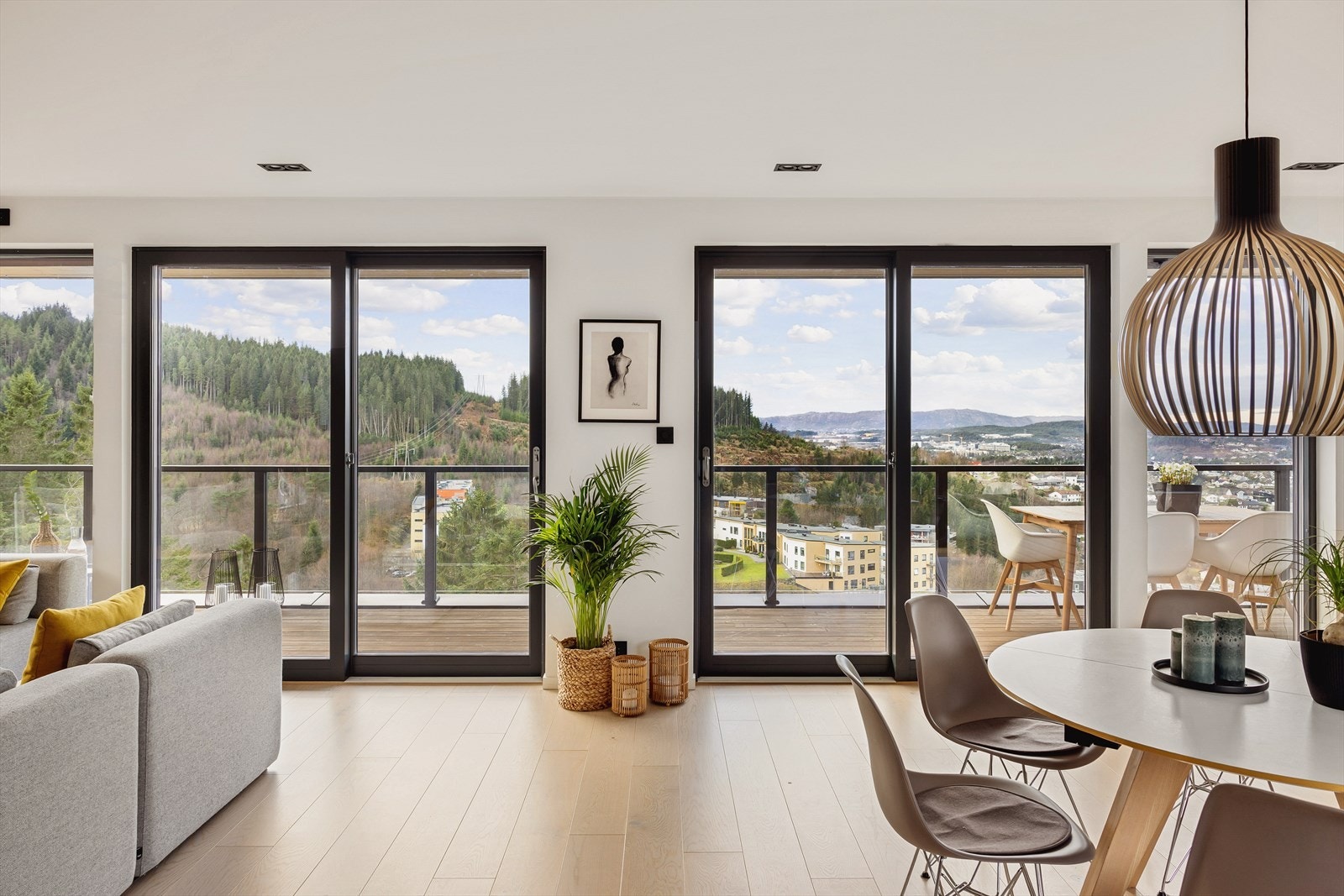 Fra stuen har du enkel tilkomst til den elegante balkongen. Galleribilde