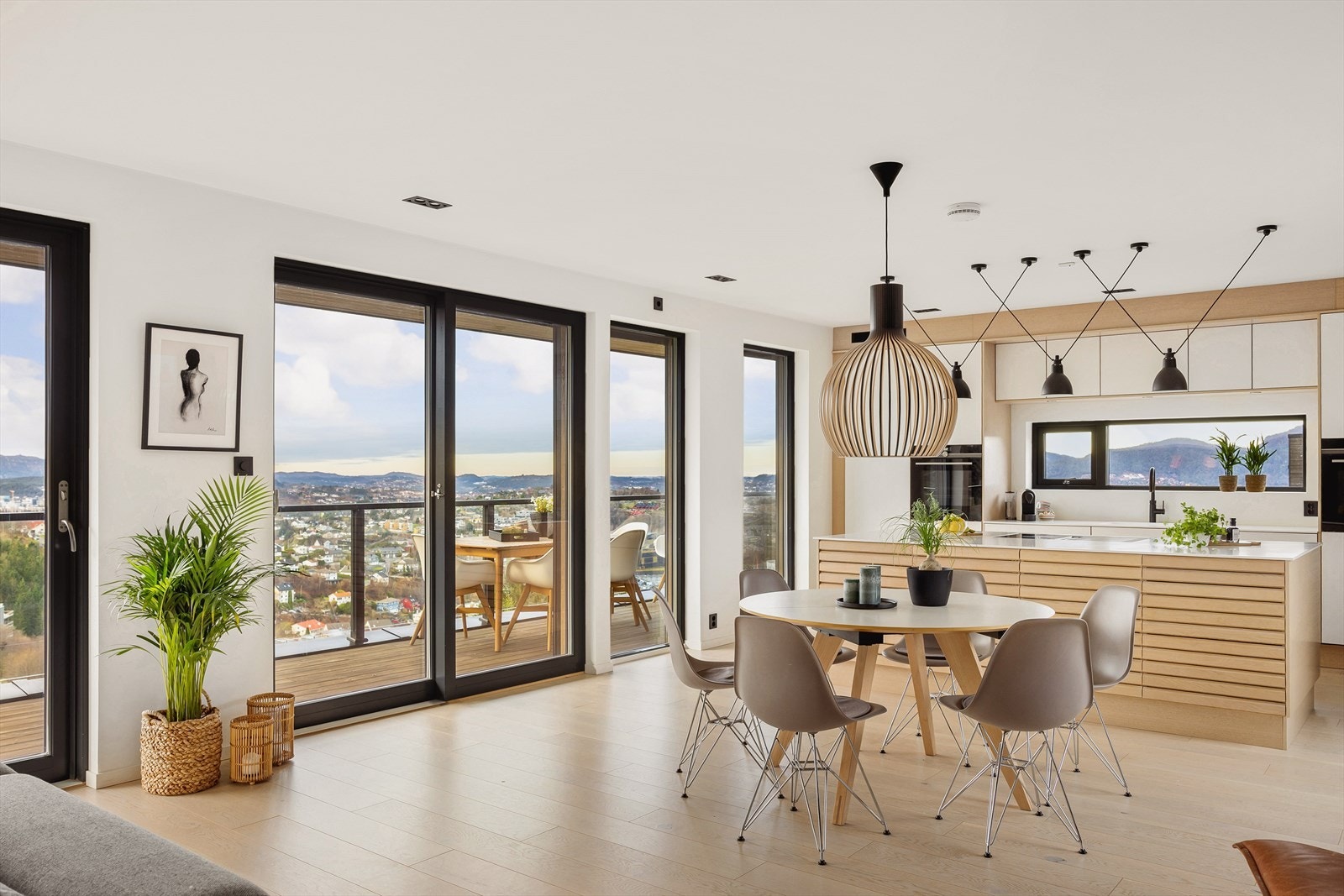 Boligen har balansert ventilasjon, vannbåren varme i alle rom, samt gass ovn i stue, som gir et komfortabelt inneklima året rundt. Galleribilde