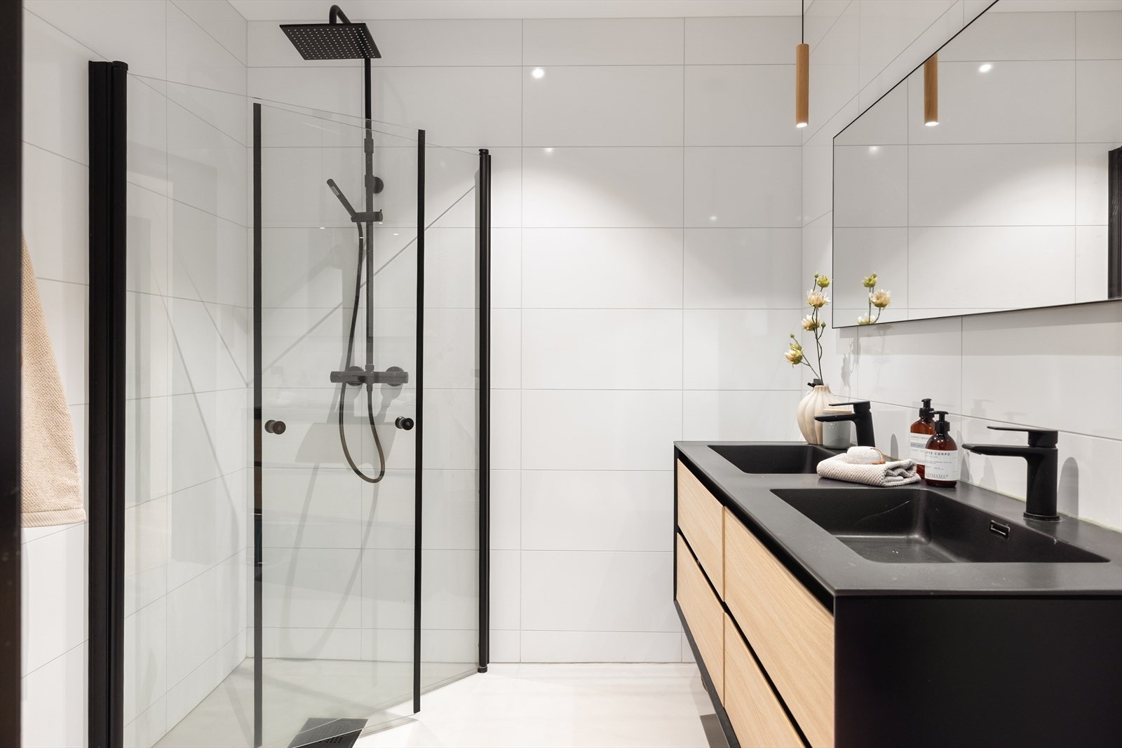 Lekkert bad med stilfulle fliser på vegger. Galleribilde