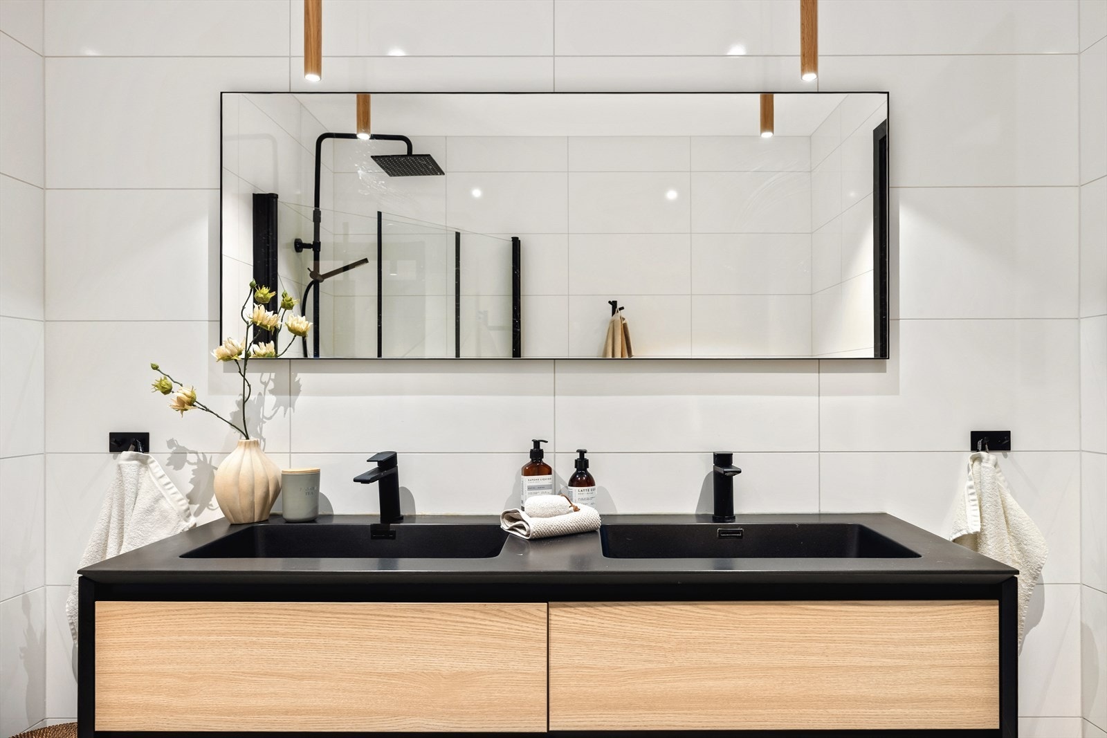 Badet er utstyrt med vegghengt toalett, dusj og servant. Galleribilde