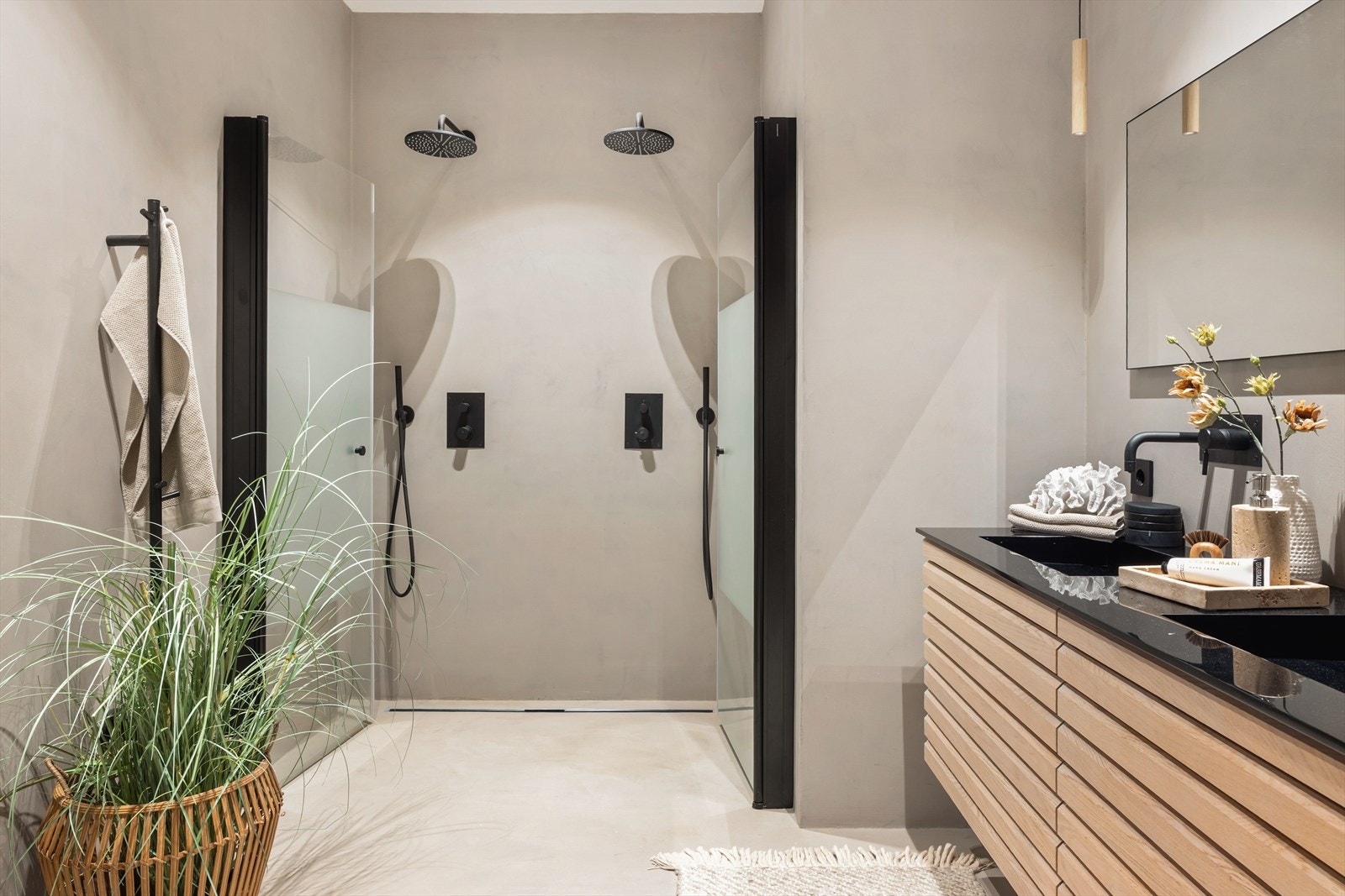 Lekkert bad innredet med, dusjnisje med dusjgarnityr på vegg, vegghengt toalett og servant. Galleribilde