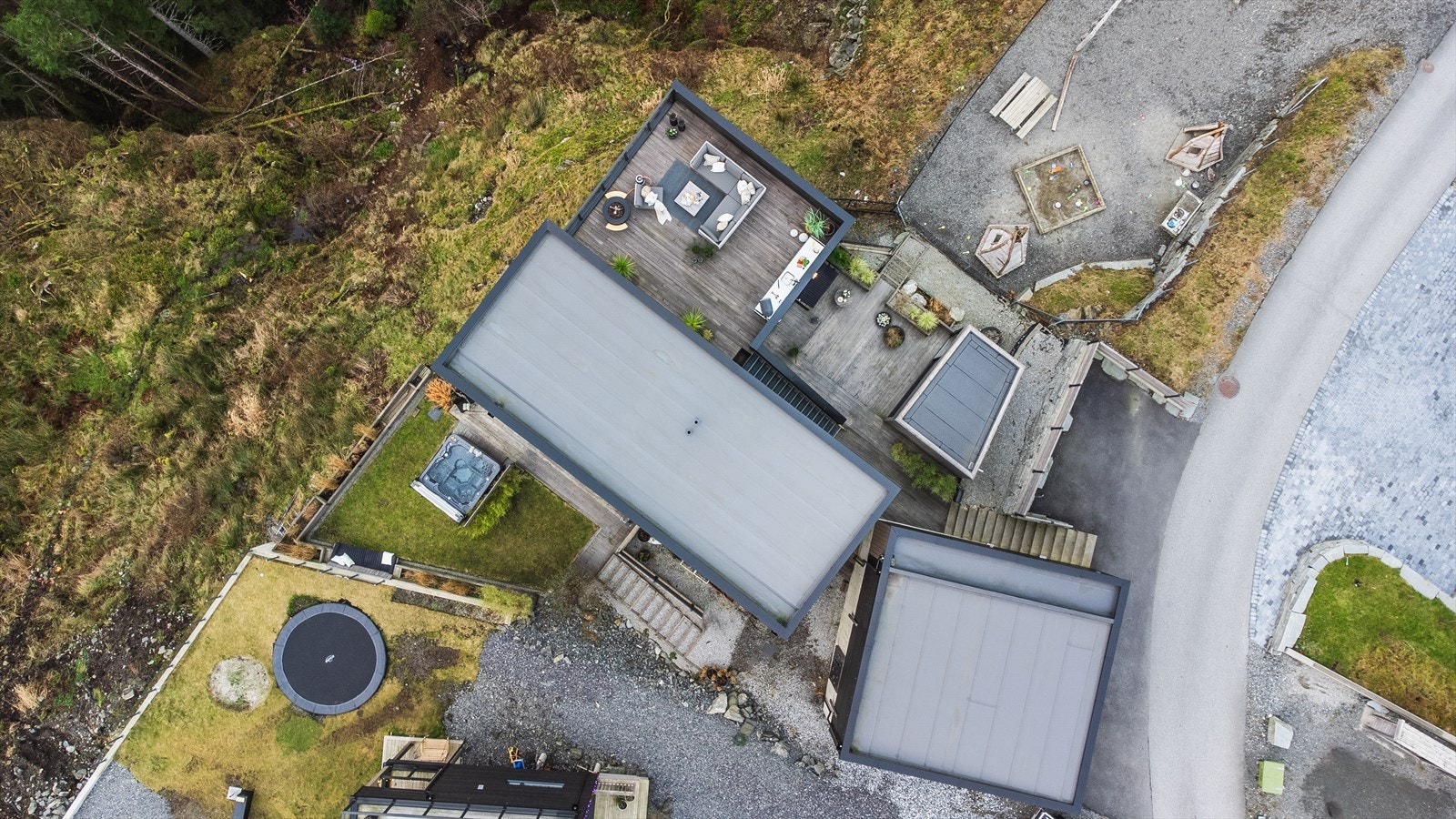 Området har meget gode kollektivforbindelser med busstopp i nærheten og hyppige avganger mot Nesttun og Skjoldskiftet, hvor man enkelt kan benytte seg av Bybanen med forbindelser både til Bergen sentrum og Flesland. Galleribilde
