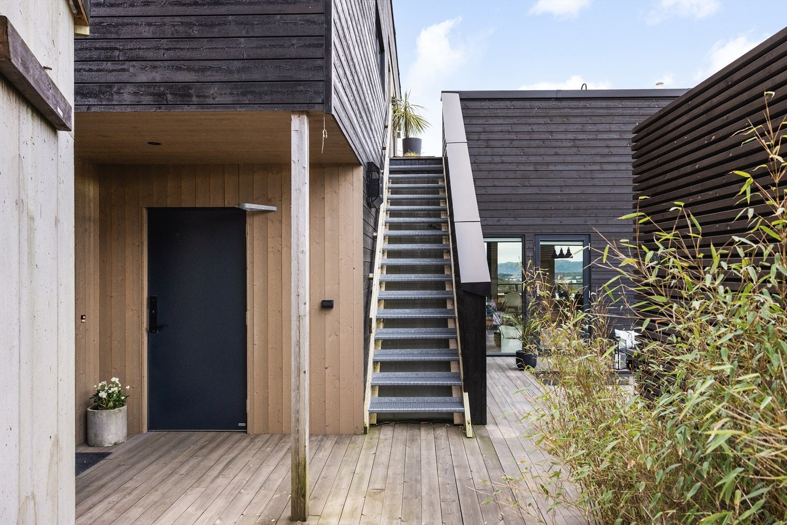 Ekslusiv enebolig fra 2021 med fantastisk utsikt og solrike uteplasser. Galleribilde