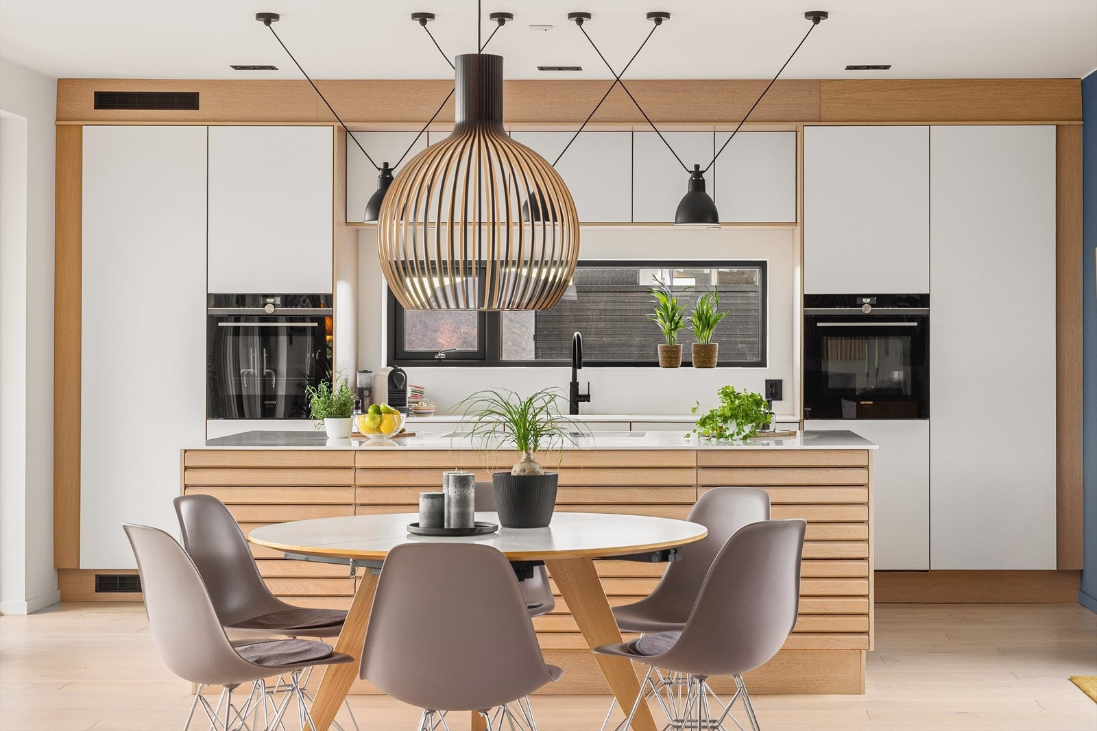 Kjøkkenøyen sikrer rikelig med benkeplass for kokken. Galleribilde