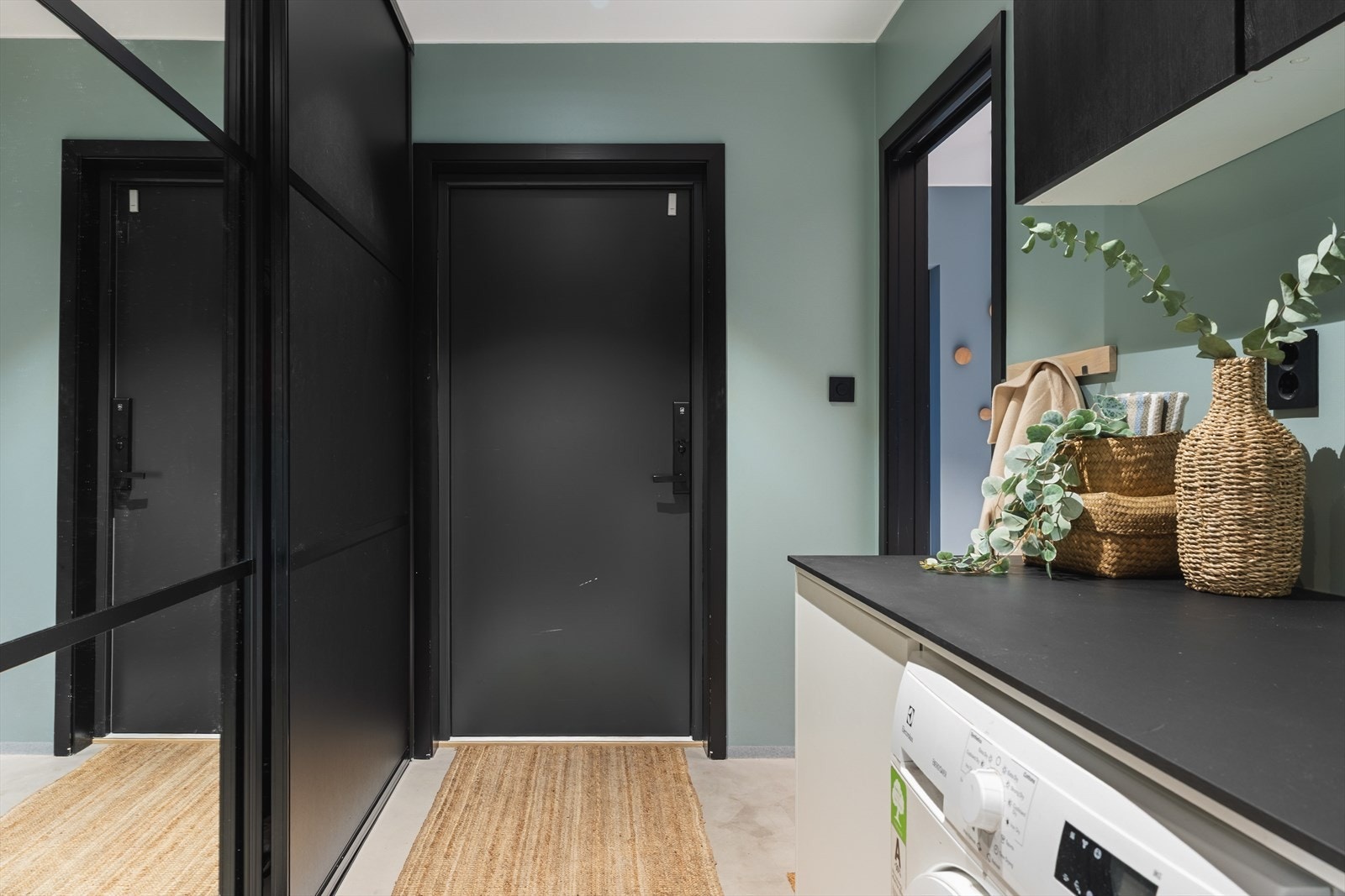 Skyveskap som gir rikelig med oppbevaringsplass. Galleribilde