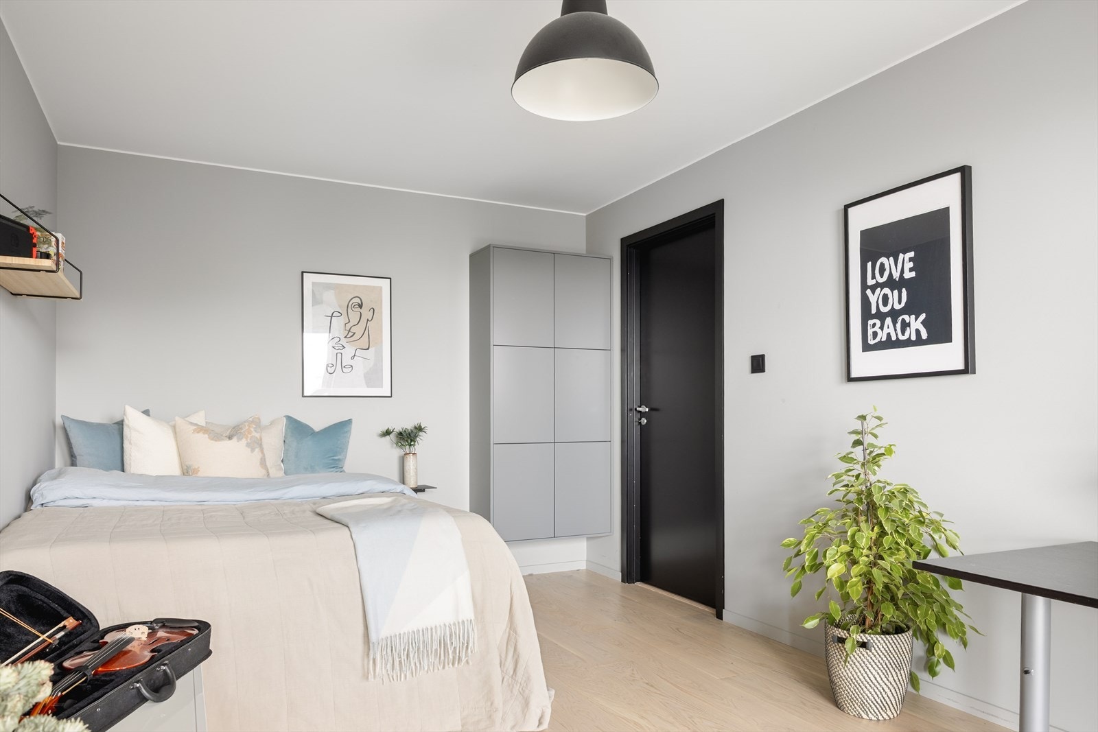 Soverom 1 - Plass til stor seng, skap og pult. Galleribilde