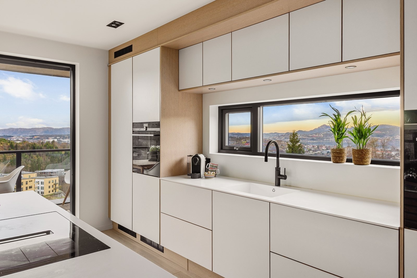 Kjøkkenet er integrert med kjøleskap, oppvaskmaskin, platetopp, dampovn, 2 stekeovner og fryser. Galleribilde