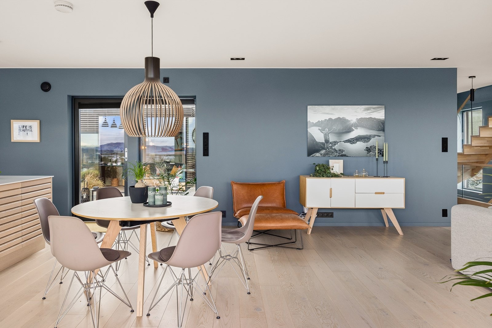 Fra stuen har du også enkel tilkomst til etasjens terrasse. Galleribilde