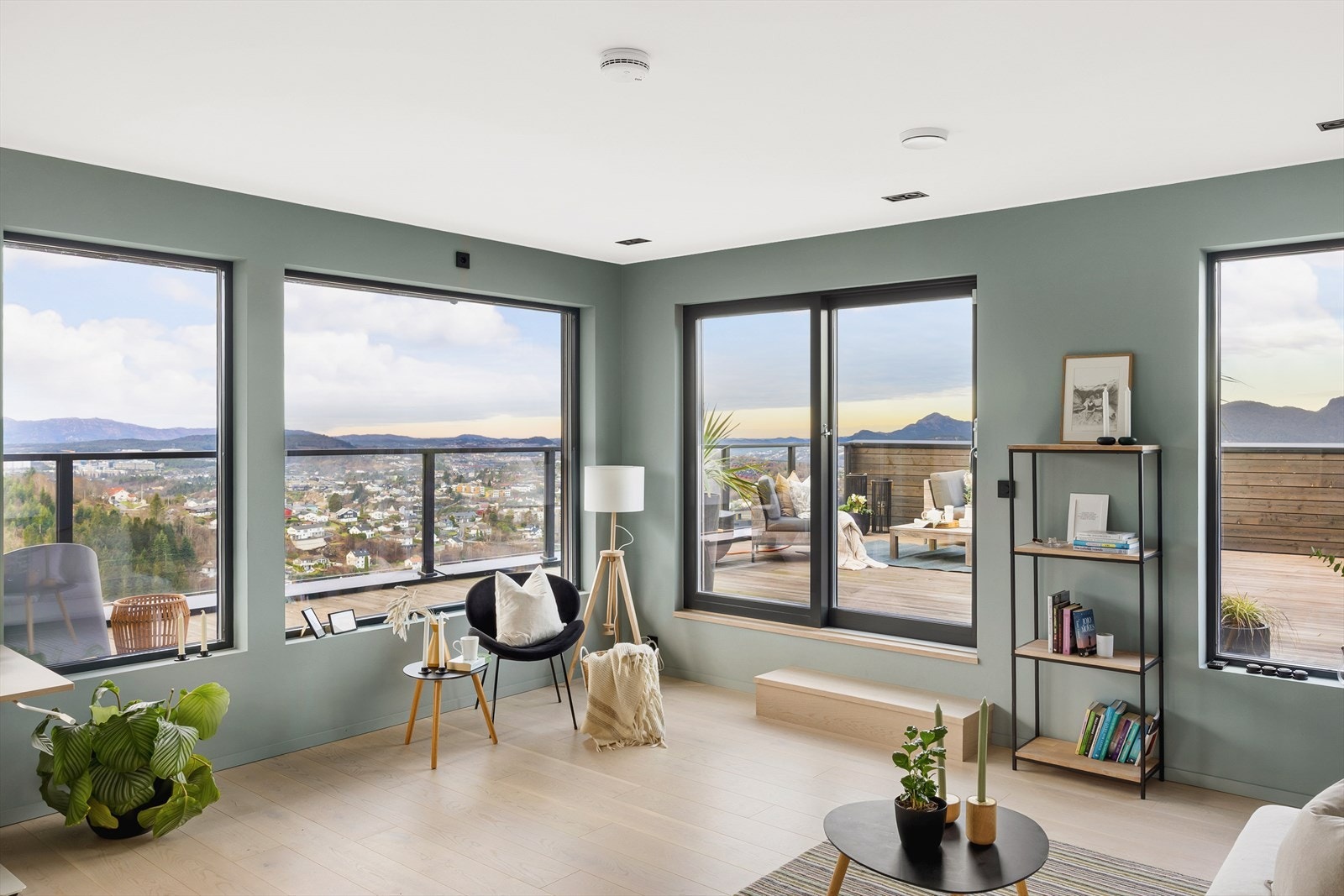 Etasjens stue har store vindusflater som gir en lys og luftig atmosfære. Galleribilde