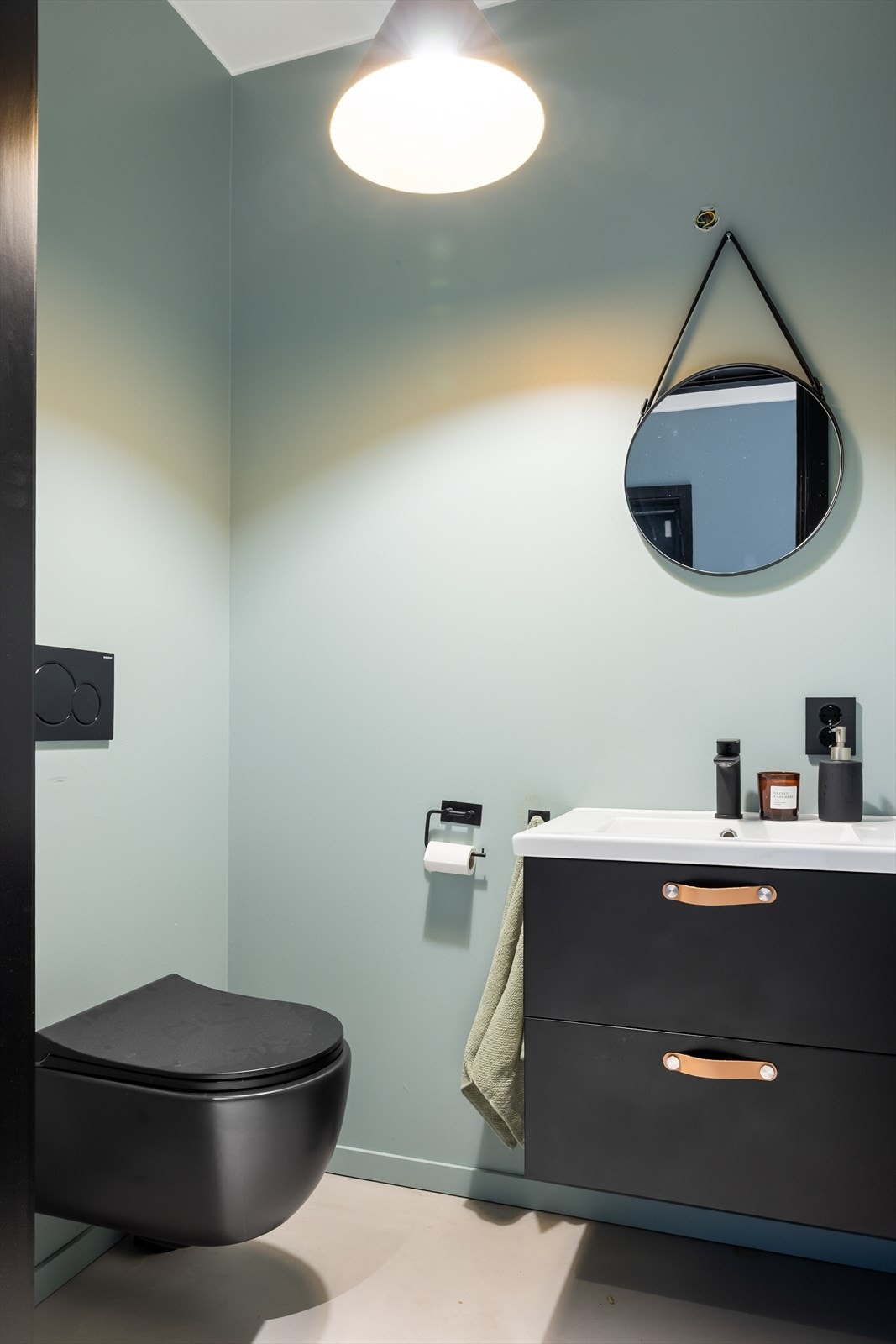 Wc er innredet med vegghengt toalett og servant. Galleribilde