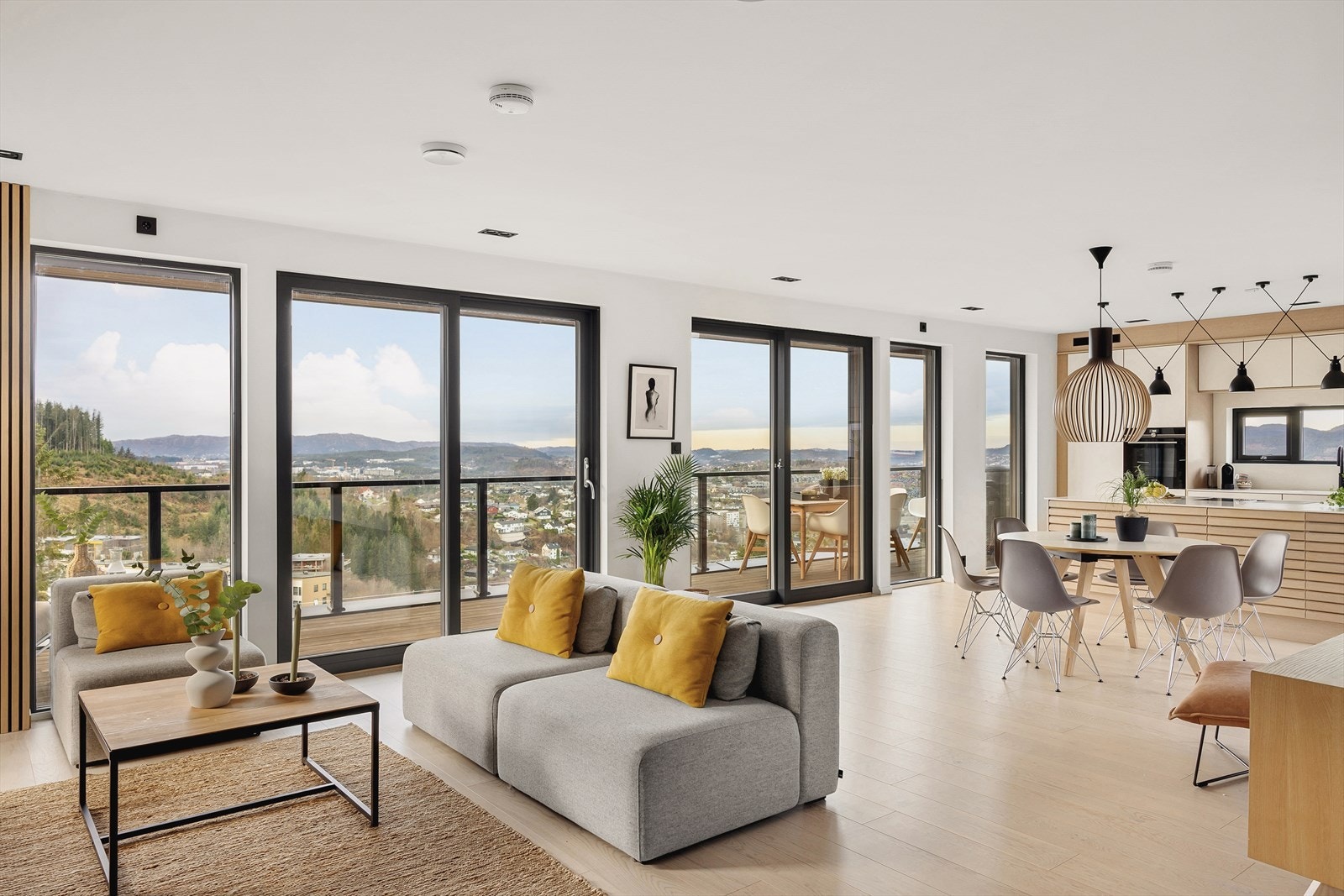 Stuens store vindusflater sikrer godt med naturlig lysinnslipp. Galleribilde