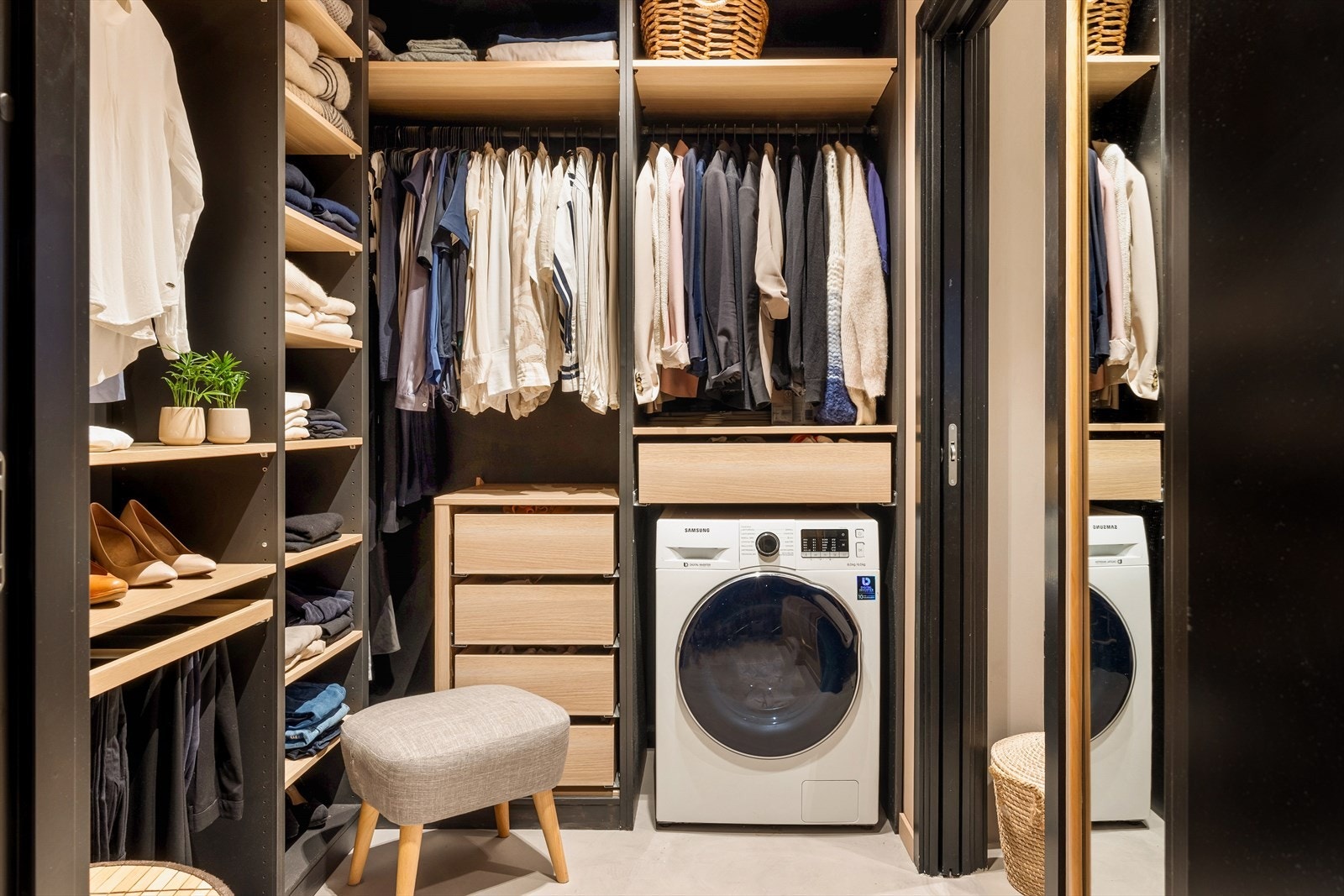 Walk-in closet med opplegg for vaskemaskin. Galleribilde
