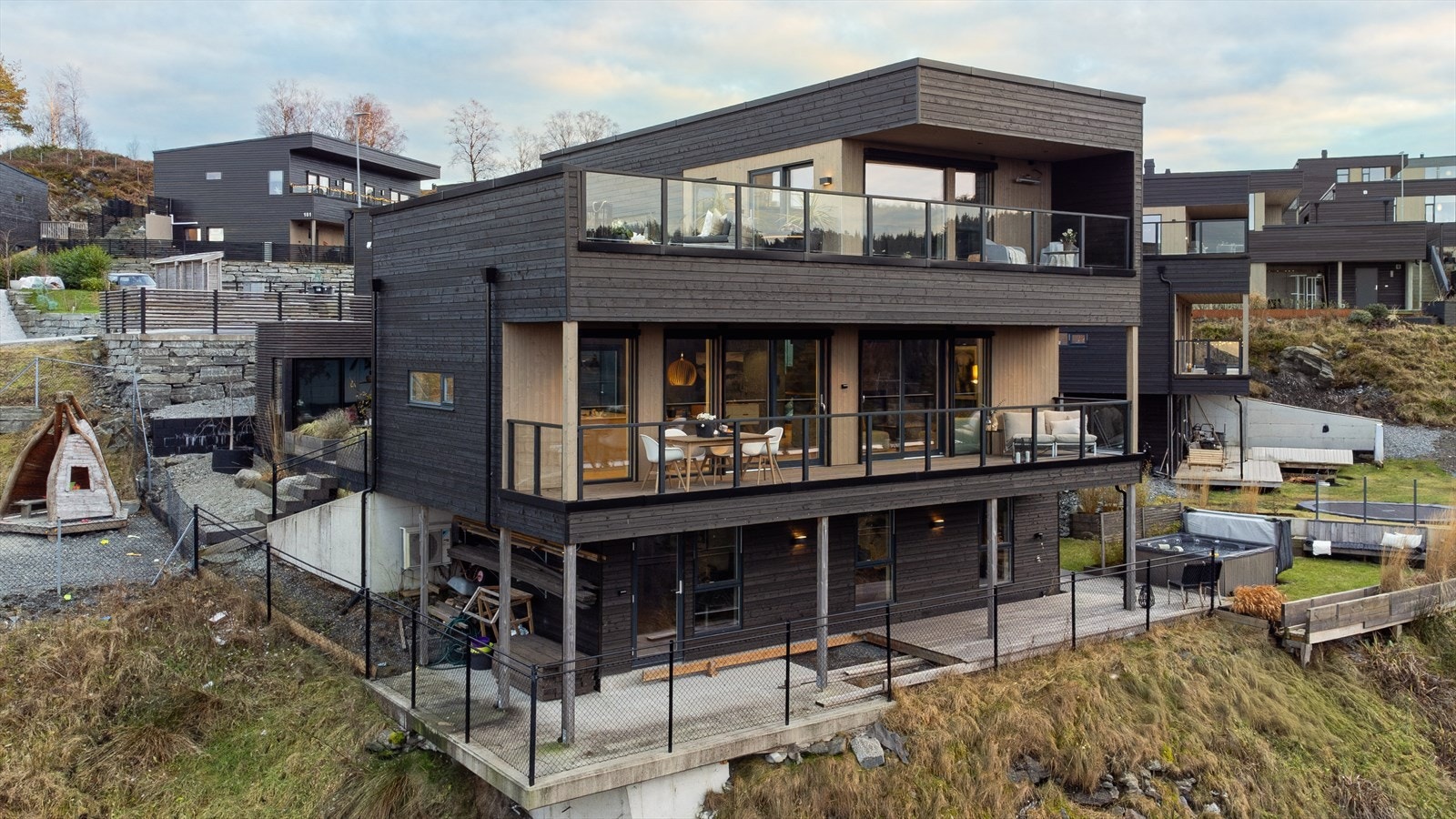 Aktiv eiendomsmegling v/ Roger Glesnes har gleden av å presentere Nøttveitvegen 220! Galleribilde