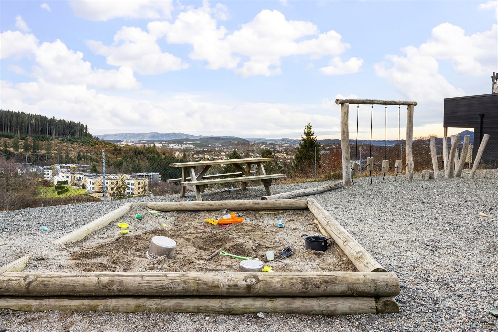 Lekeplass for barna rett ved boligen. Galleribilde