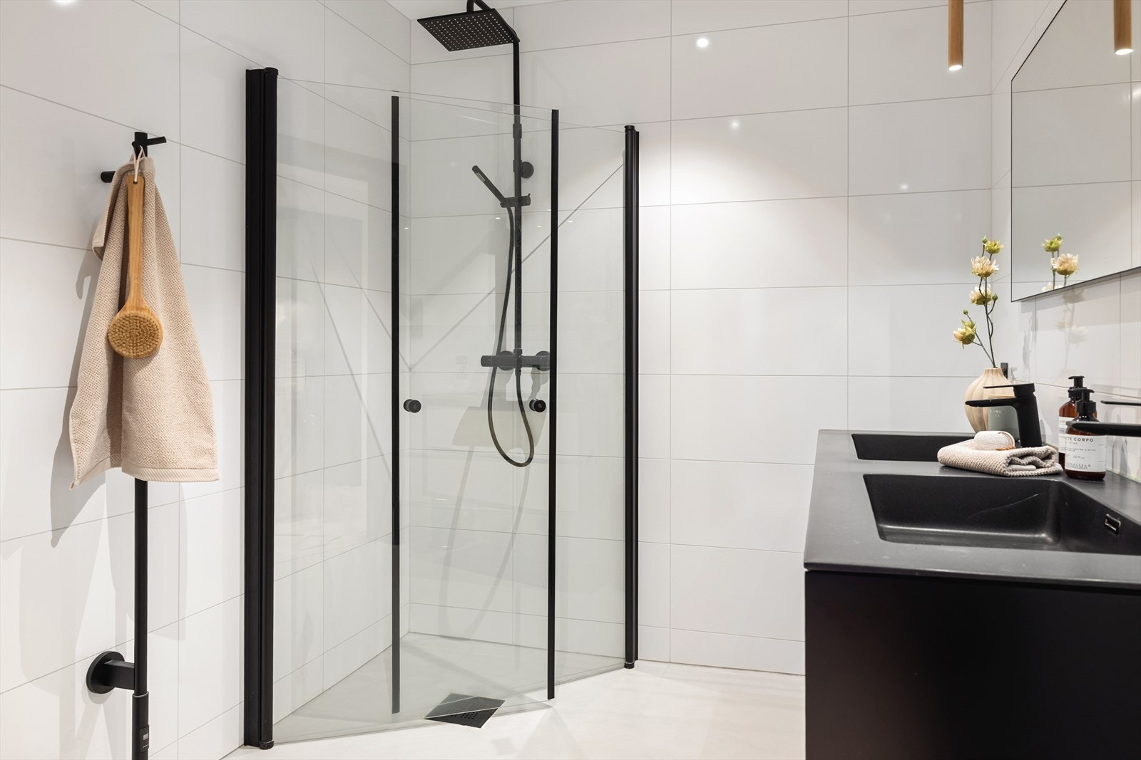 Praktiske infellbare dusjvegger for bedre plass på badet. Galleribilde