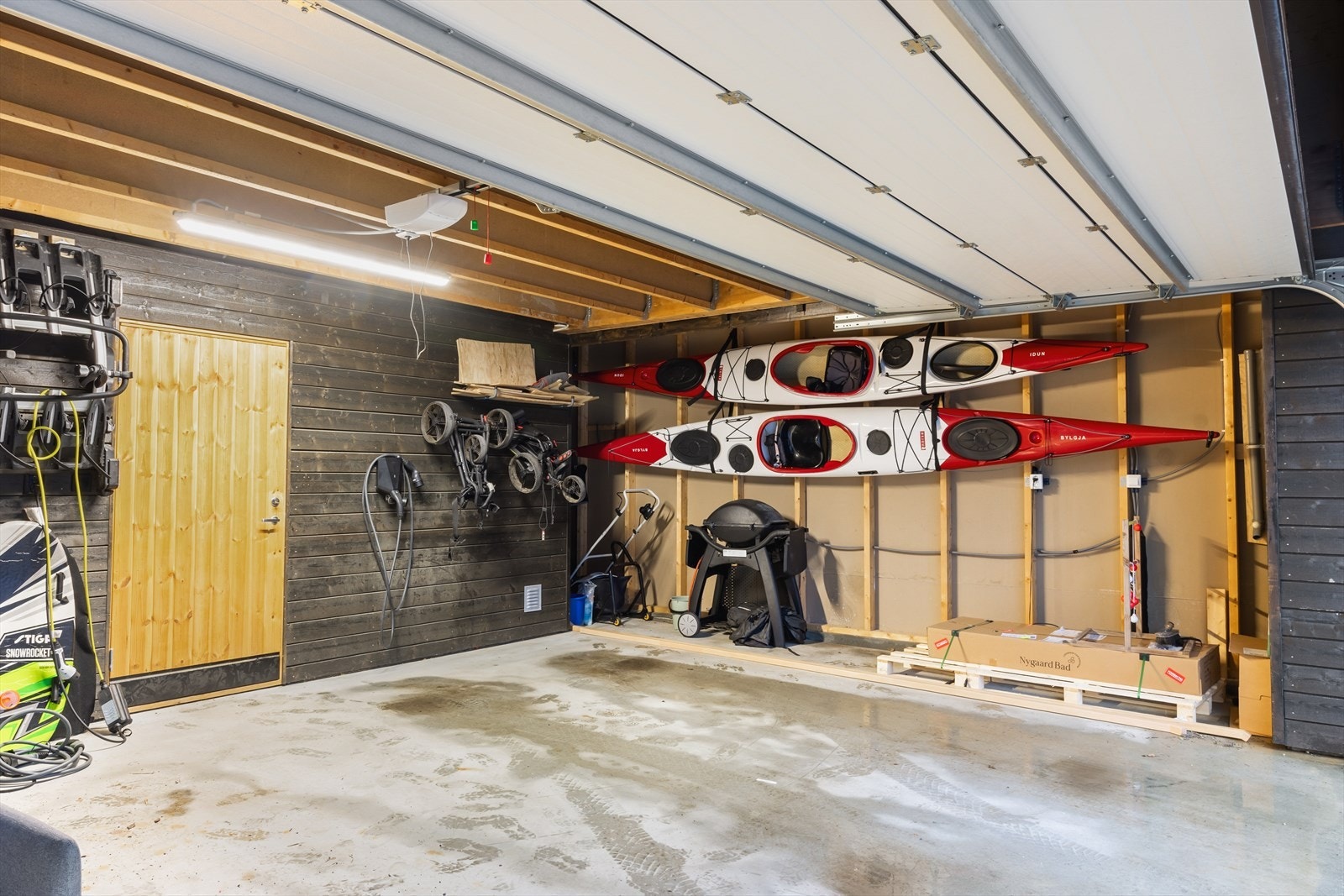 Romslig garasje med elbillader. Galleribilde