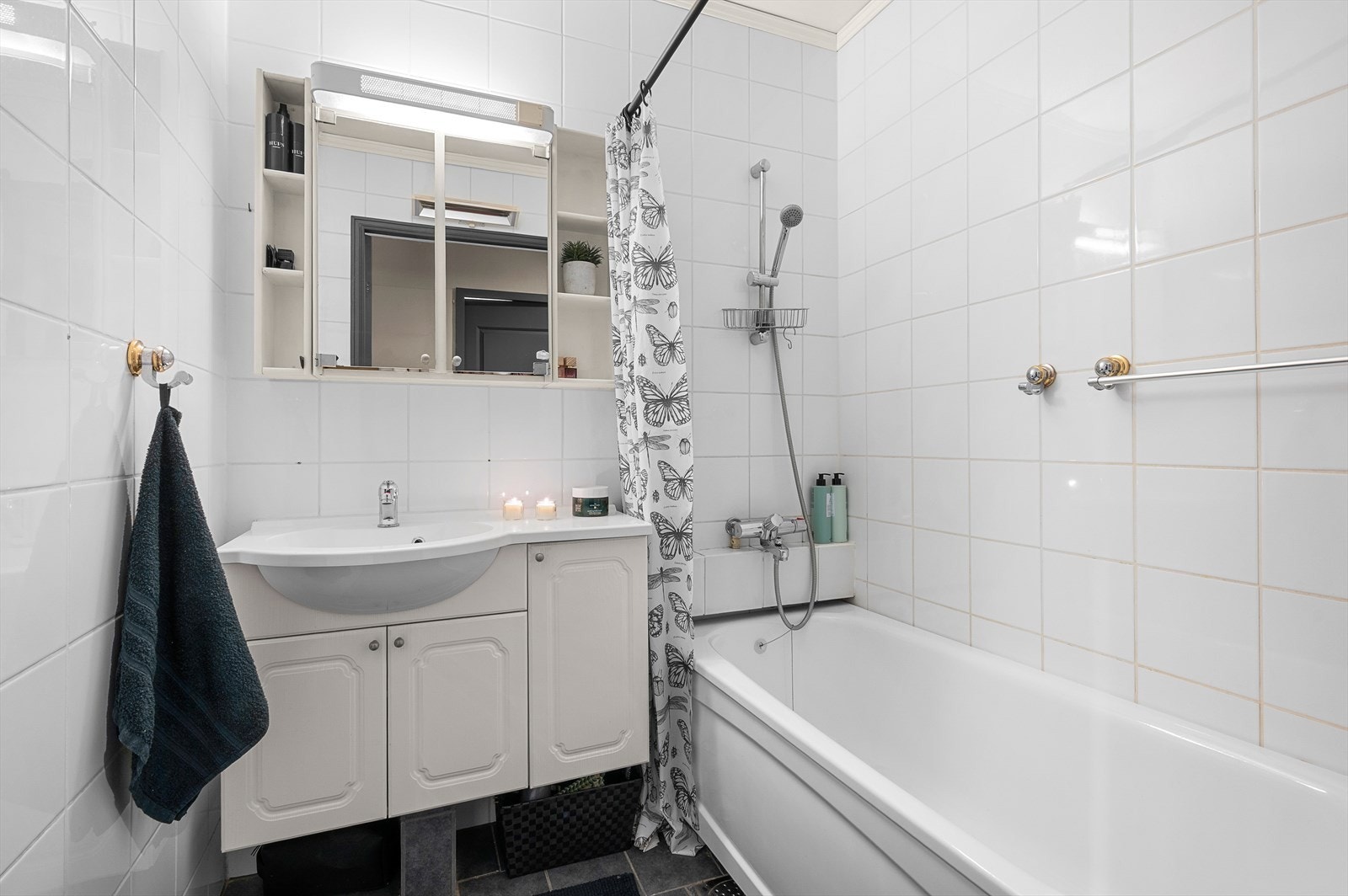Badet på 3 m² er utstyrt med dusj, badekar og servantinnredning. Galleribilde