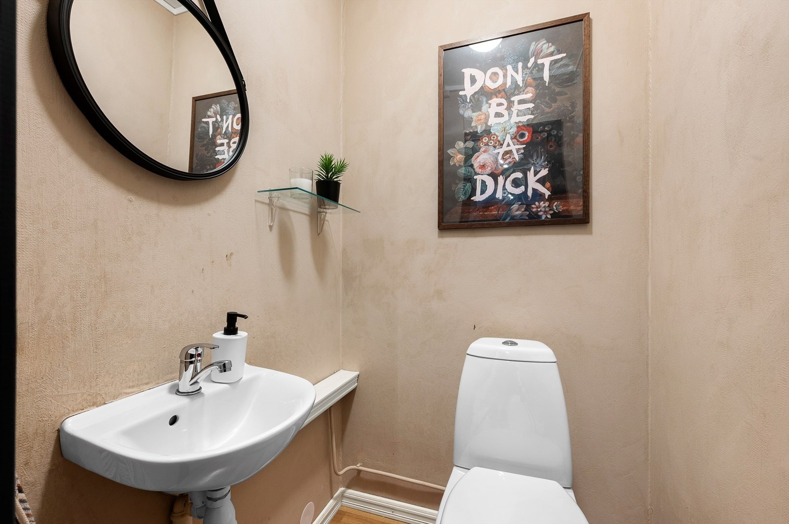 I tillegg har boligen et separat toalettrom. Galleribilde