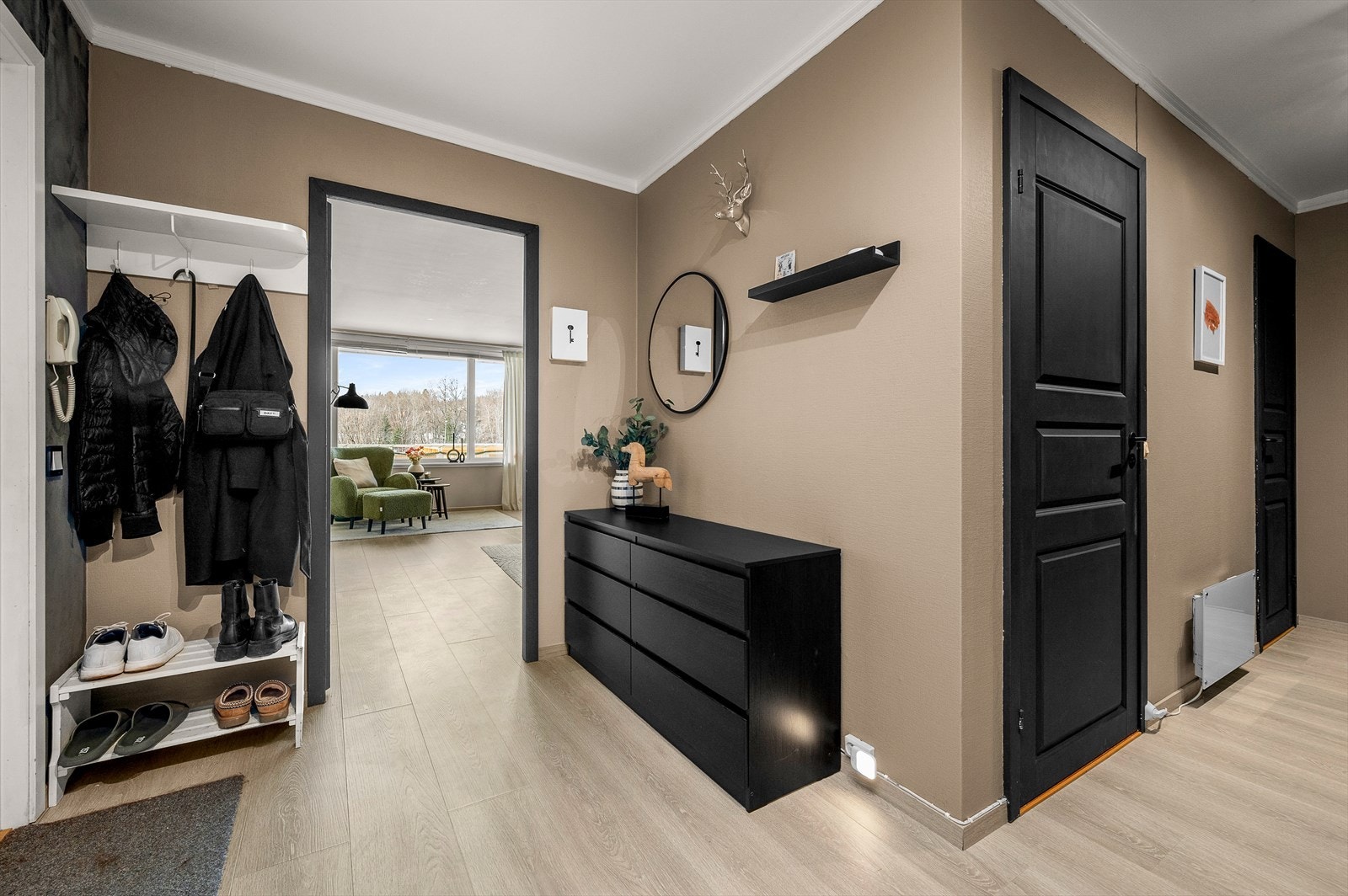 Åpen og innbydende entré på 11,5 m² med smarte oppbevaringsløsninger. Galleribilde