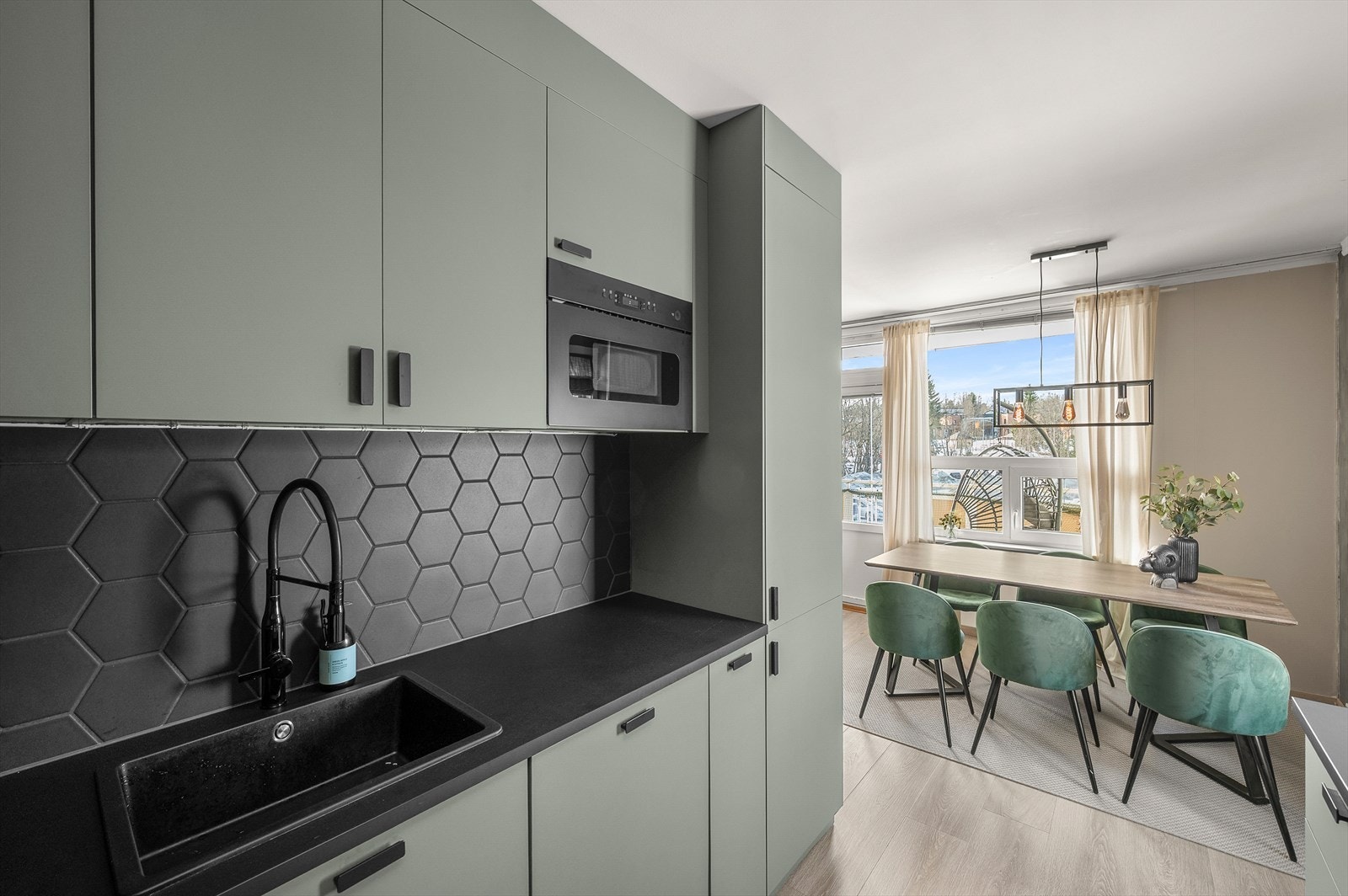 Kjøkkenet har integrerte hvitevarer som stekeovn, kjøleskap, oppvaskmaskin, platetopp og mikrobølgeovn. Galleribilde