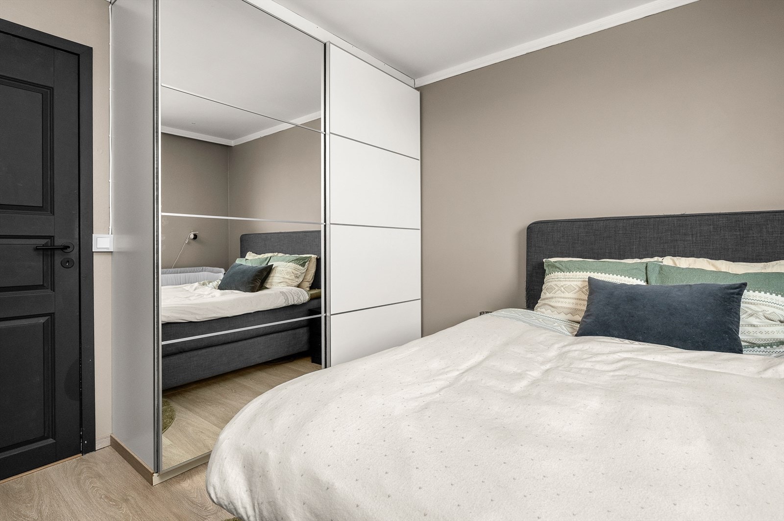 På soverommet er det også store skyvedørsgarderober som gir gode muligheter for lagring av klær og diverse. Galleribilde