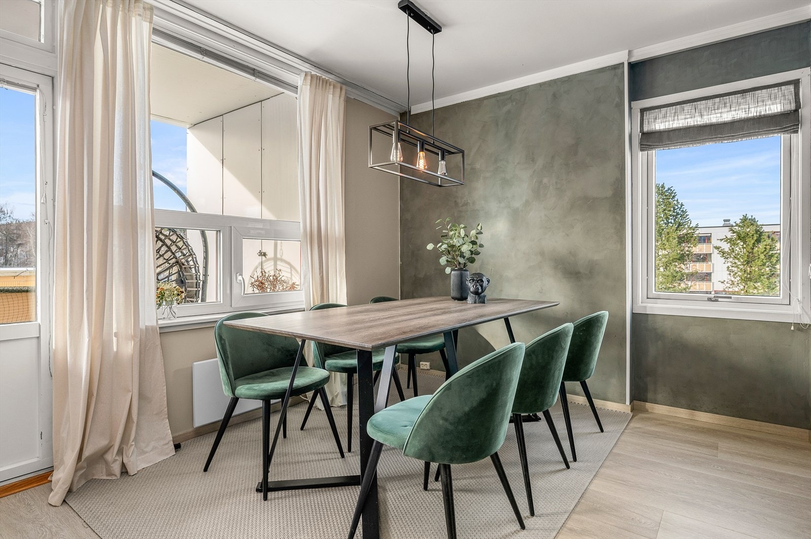 Spisebordet får en naturlig plassering mellom stuen og kjøkkenet. Galleribilde