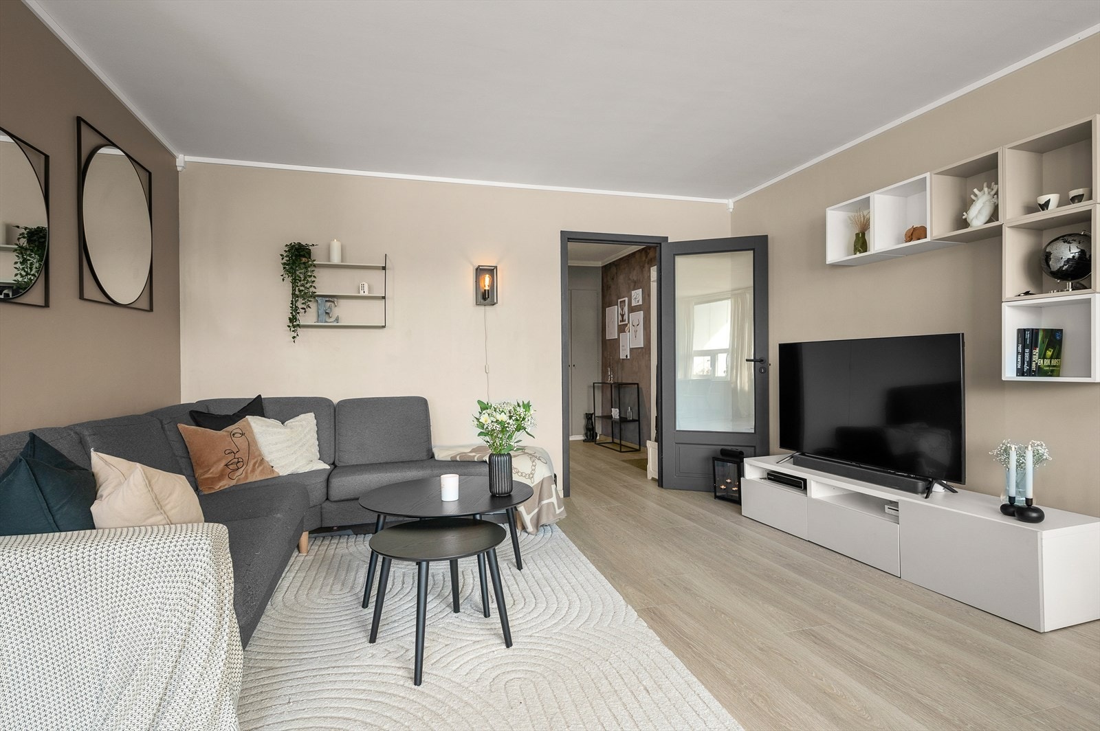 Stuen er åpen og romslig, noe som gir gode muligheter for ulike møbleringsløsninger. Galleribilde