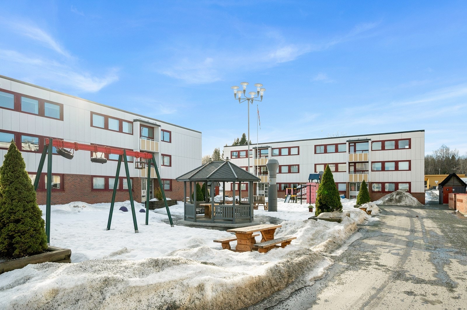 Godt opparbeidet fellesområde med grøntareal og lekeplass, perfekt for familier. Galleribilde