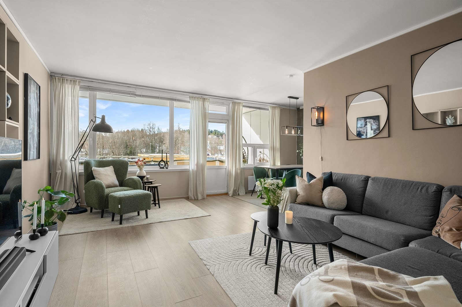 De rause vindusflatene sørger for godt med naturlig lysinnslipp. Galleribilde