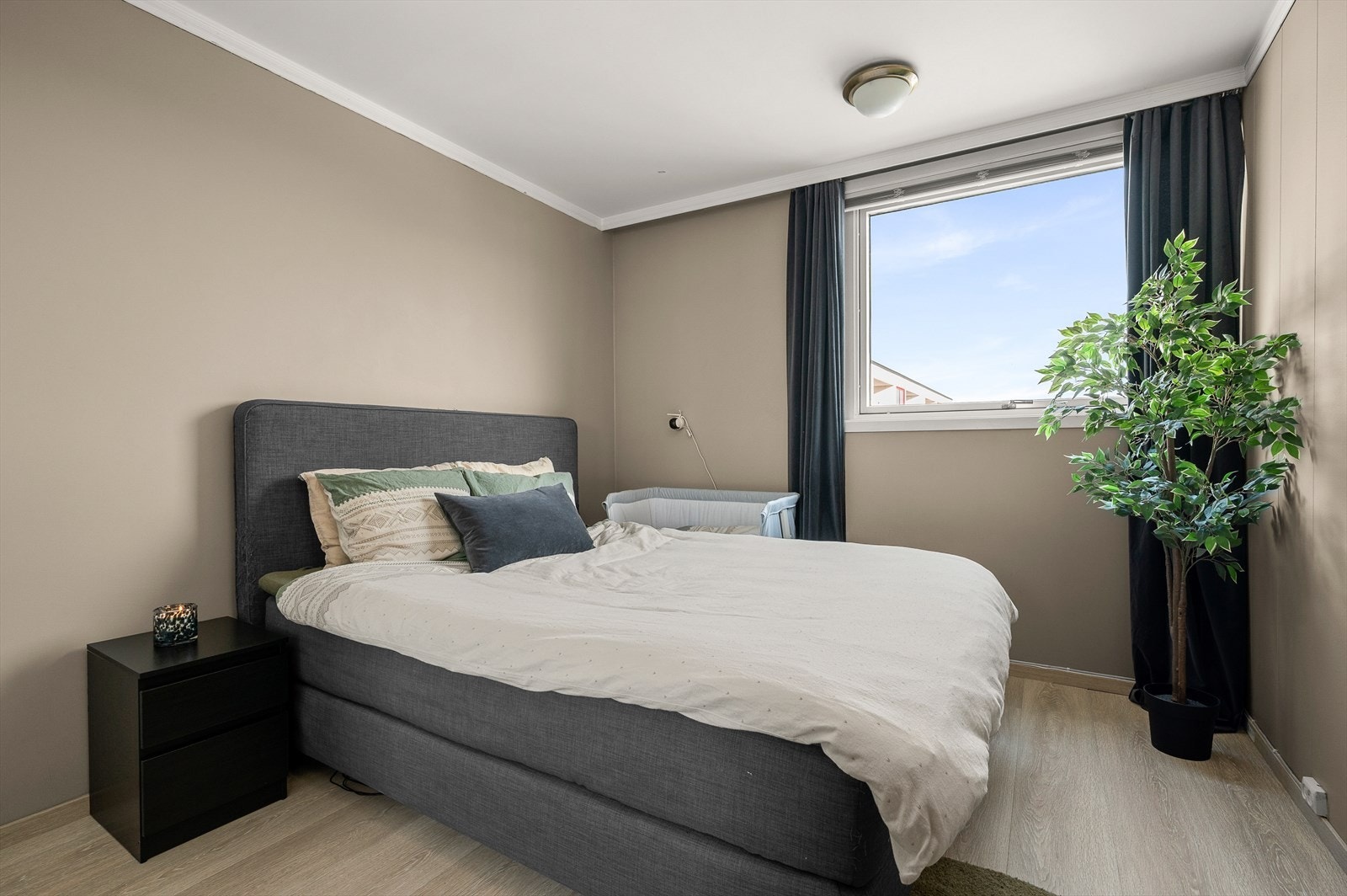 Hovedsoverommet er romslige 11,5 m² med god plass til ønsket møblement, og har vindu ut mot et rolig fellesområde. Galleribilde