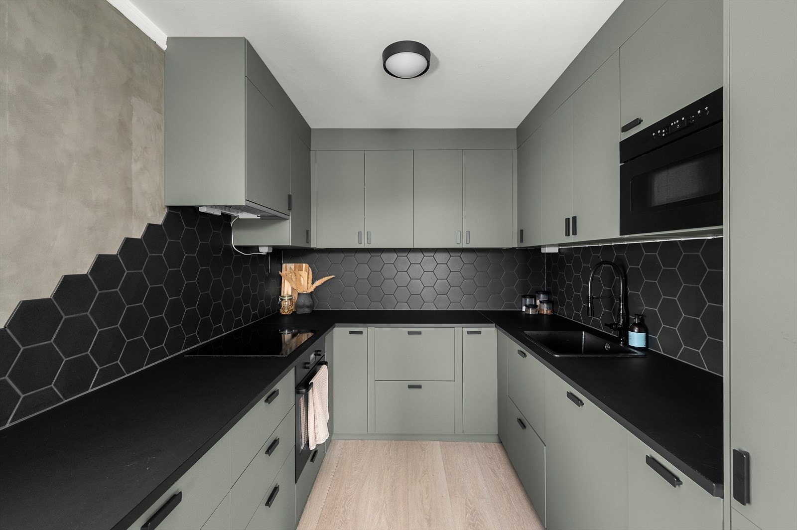 Stilrent kjøkken på 14 m² i moderne grønnfarge med sorte detaljer. Galleribilde