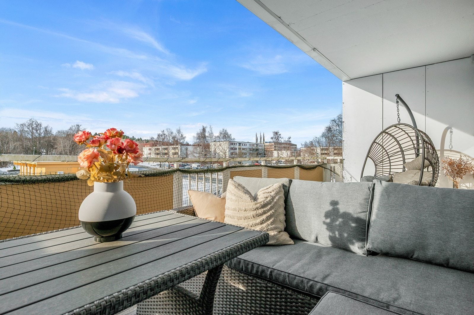 Balkongen er på hele 14,5 m² og kan møbleres etter eget ønske, med tilhørende utvendig bod på 1,5 m². Galleribilde