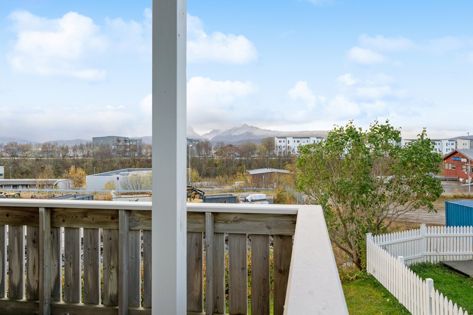 Fra eiendommen har du kort vei til både barnehage, barneskole og ungdomsskole. Galleribilde