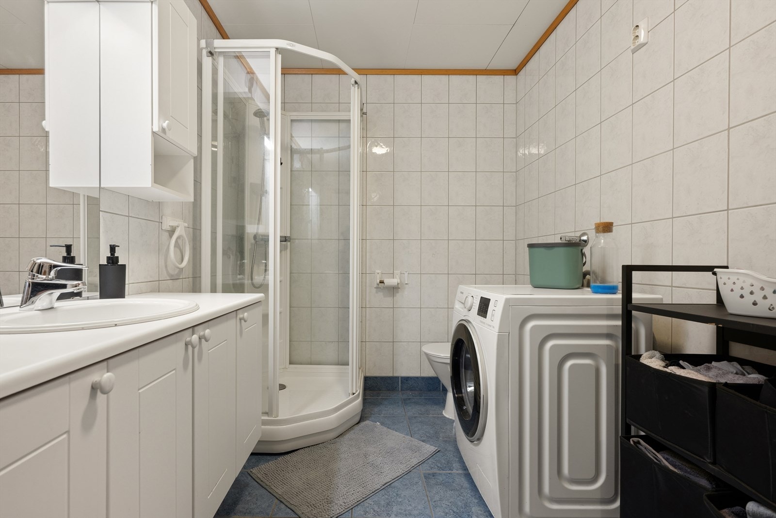 Badet er utstyrt med dusjkabinett, servantinnredning og opplegg for vaskemaskin. Rommet er tilkoblet balansert ventilasjon. Galleribilde