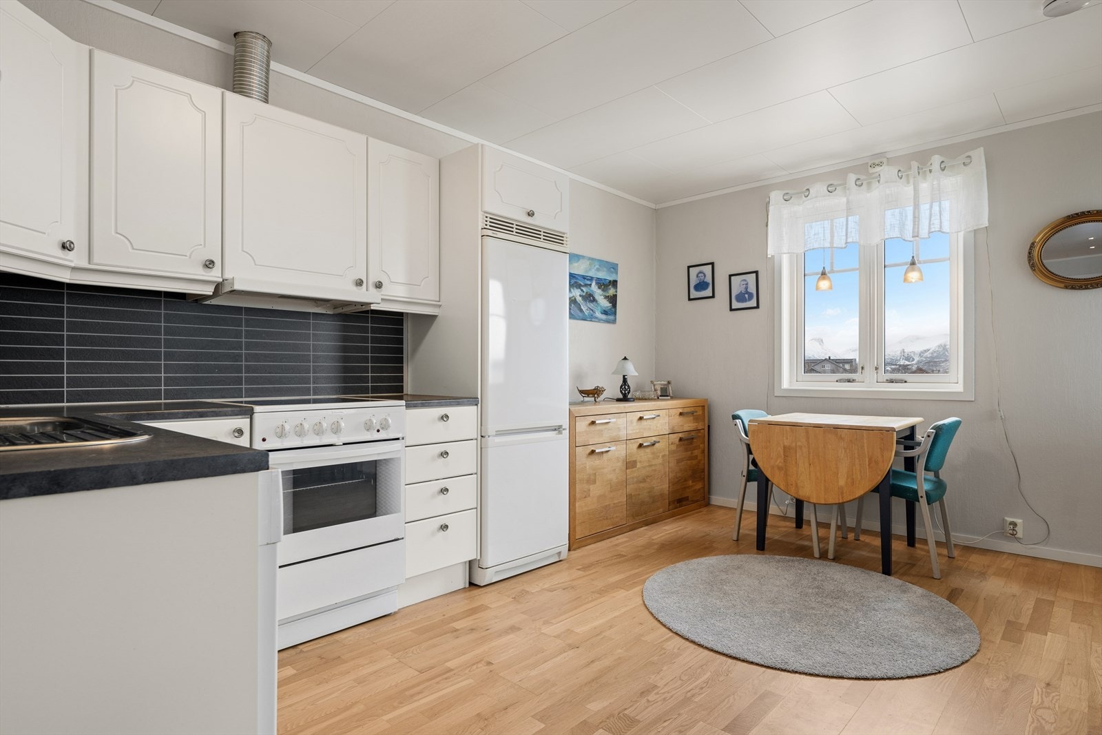 En hyggelig spiseplass ved vinduet. Hele etasjen er tilkoblet et balansert ventilasjonsanlegg. Galleribilde