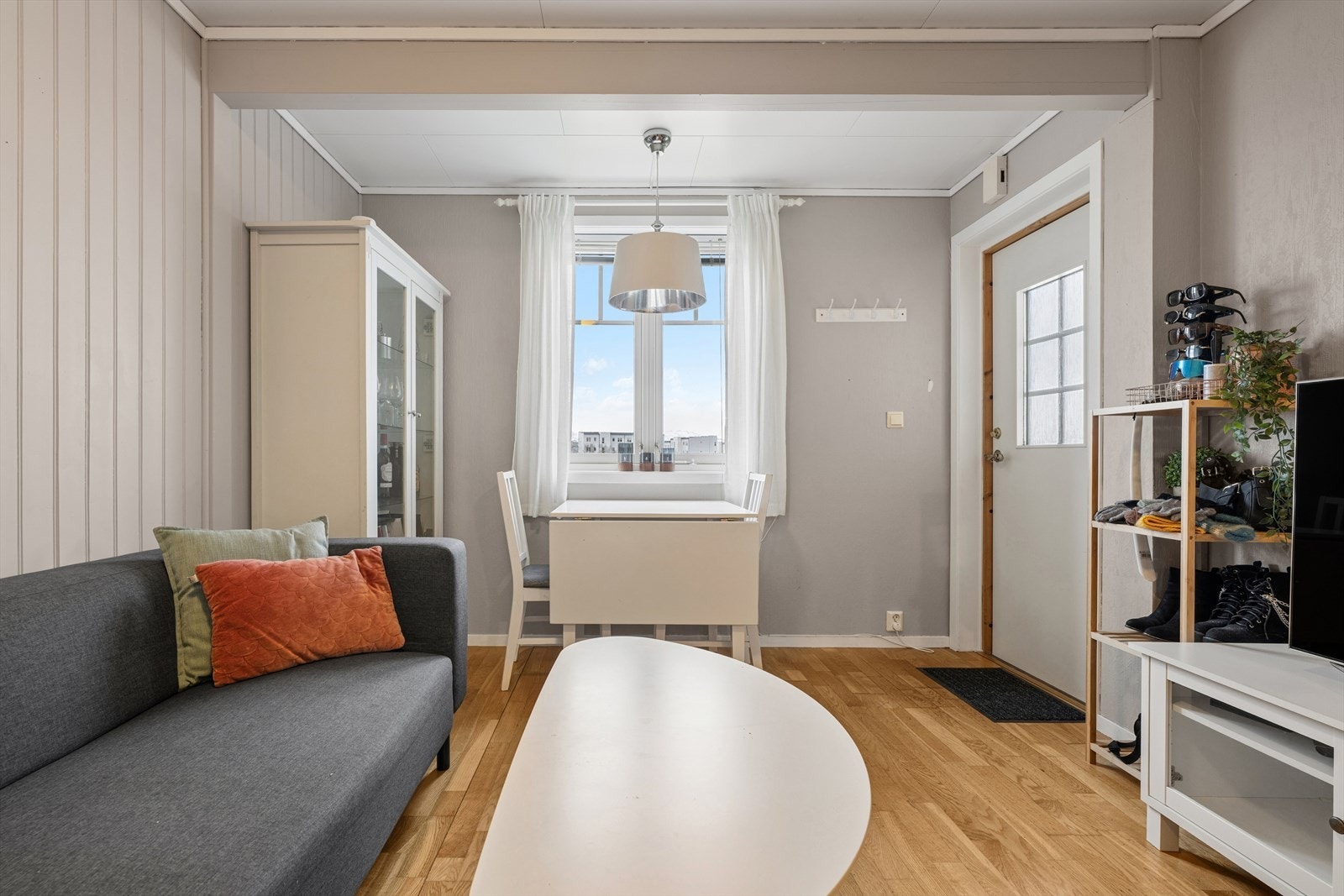 Det er satt opp vegg mellom etasjene ved starten av trappen slik at en ikke kan bevege seg fritt mellom etasjene. Dette er å anse som en egen boenhet og er søknadspliktig hos kommunen. Galleribilde