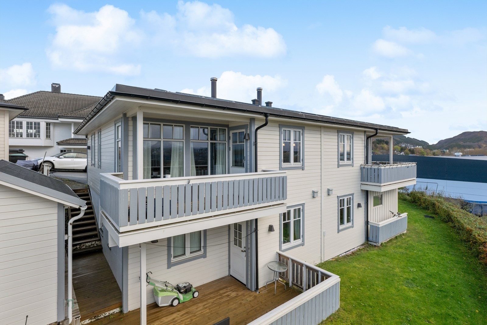 Boligen ligger tilbaketrukket i et barnevennlig område med hovedsakelig eneboliger. Galleribilde