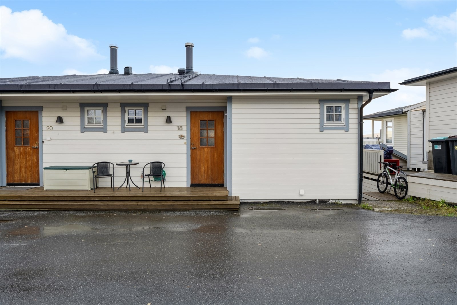 Boligens fasade er kledd med stående bordkledning, sist malt i 2024. Galleribilde