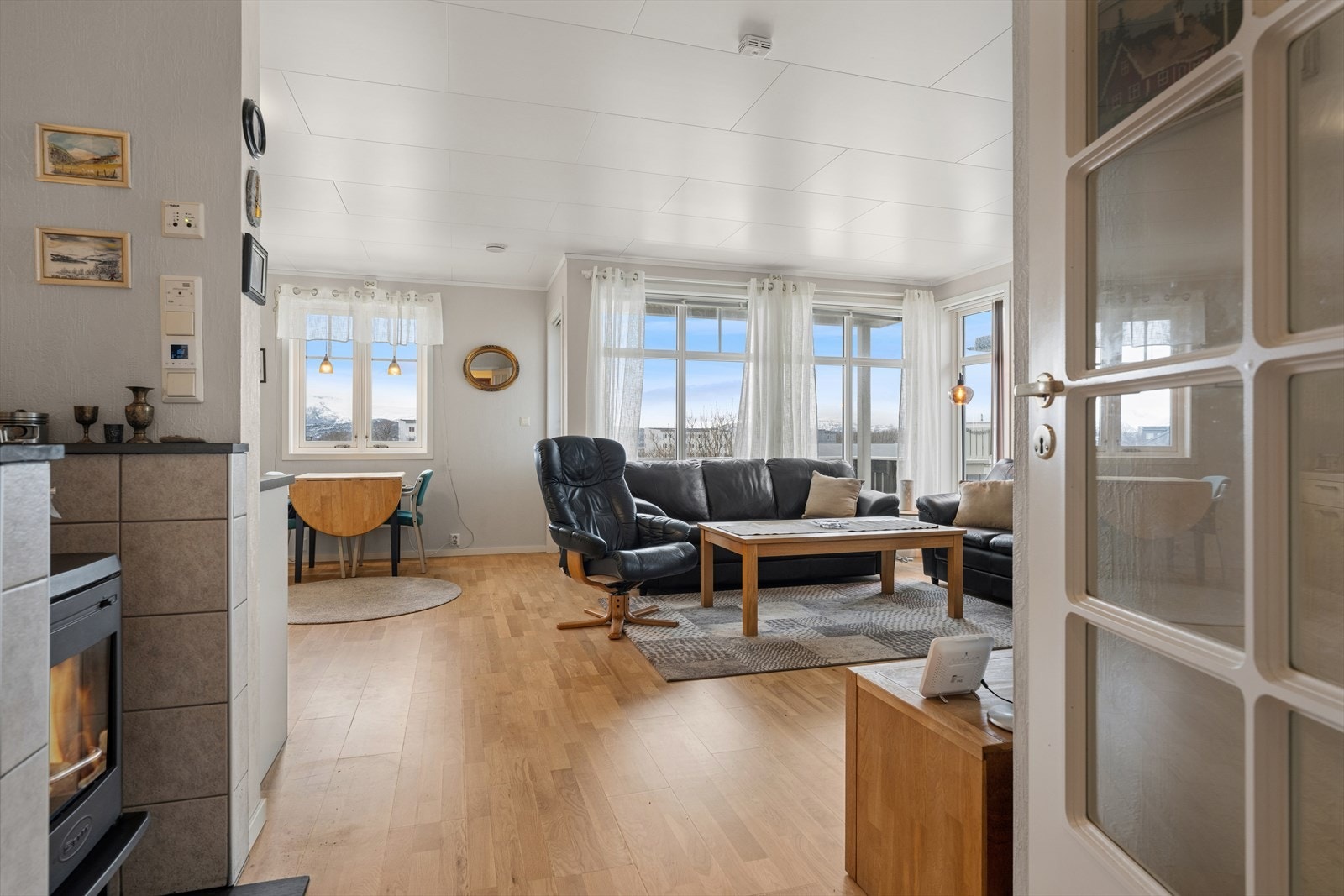 Oversikt over den sosiale sonen, med vedovnen sentralt plassert. Galleribilde